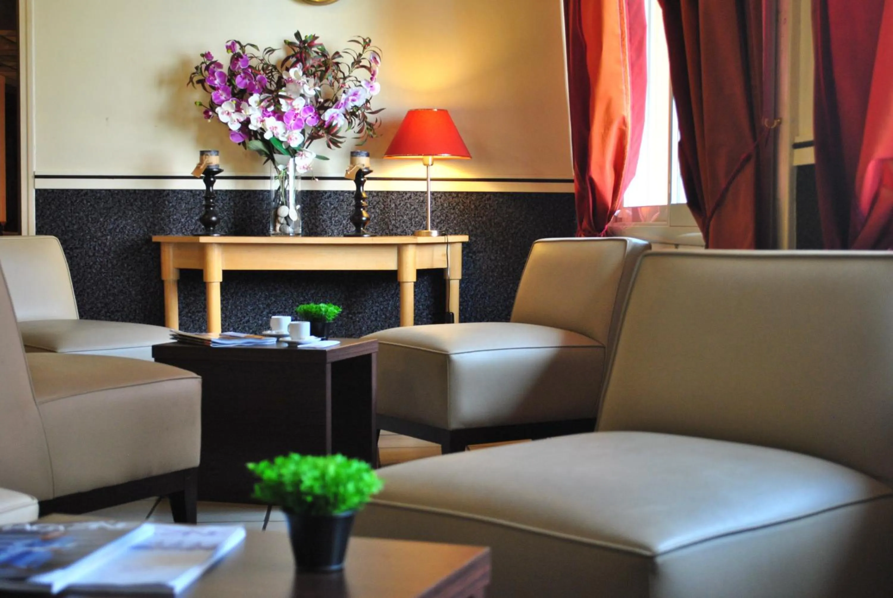 Communal lounge/ TV room in Hôtel Alliance