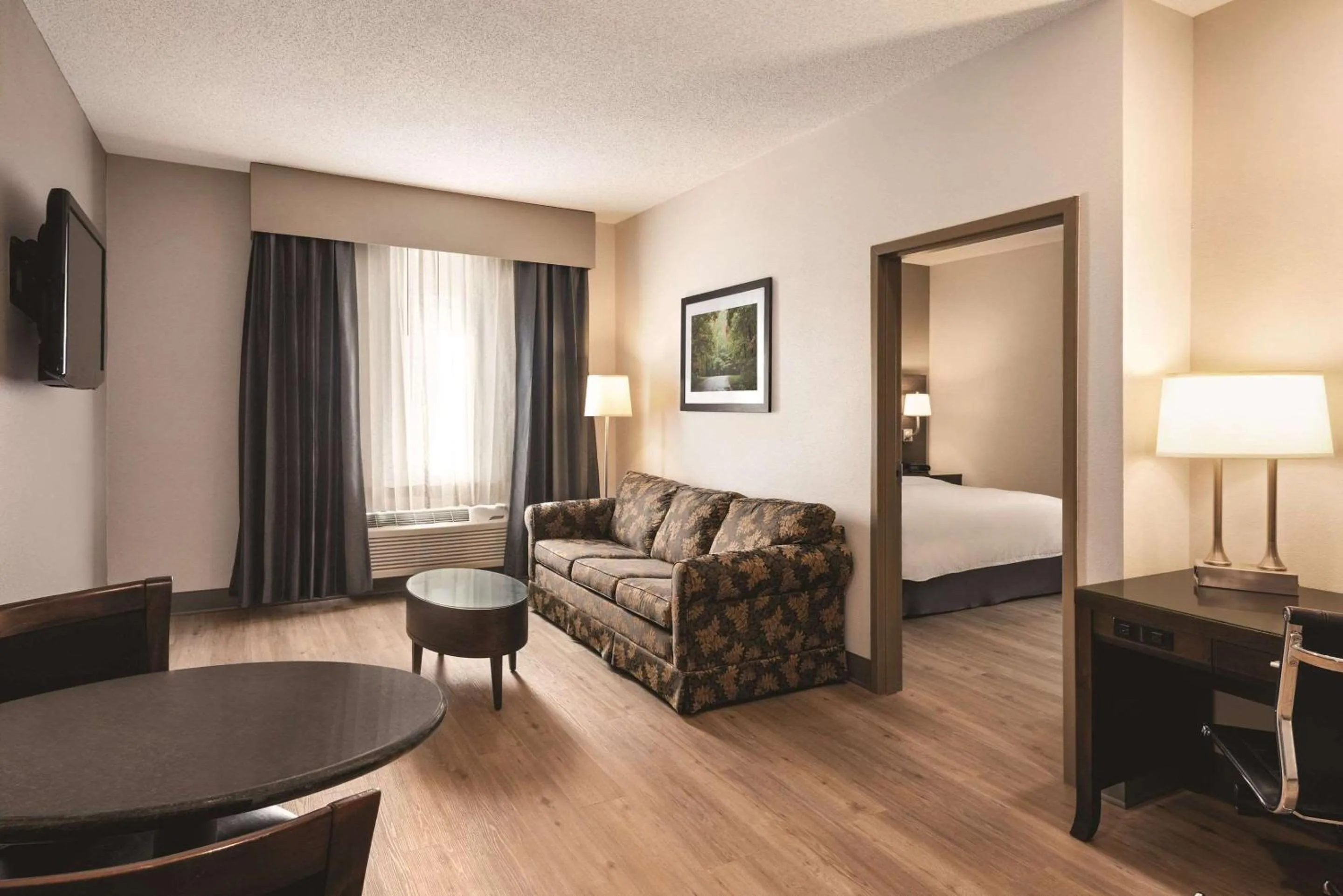 Bedroom, Bed in Radisson Hotel & Conference Center Rockford