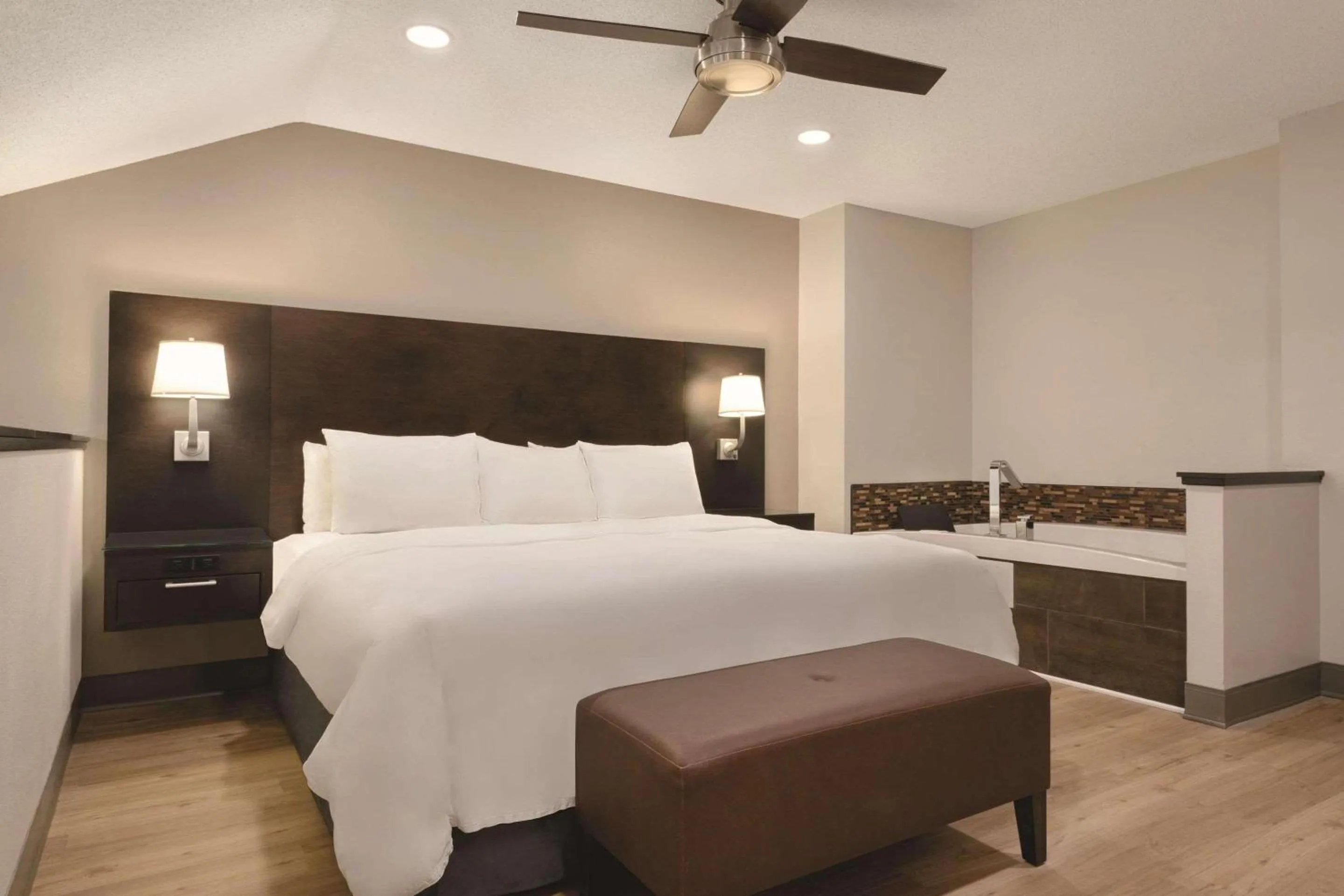 Bedroom, Bed in Radisson Hotel & Conference Center Rockford