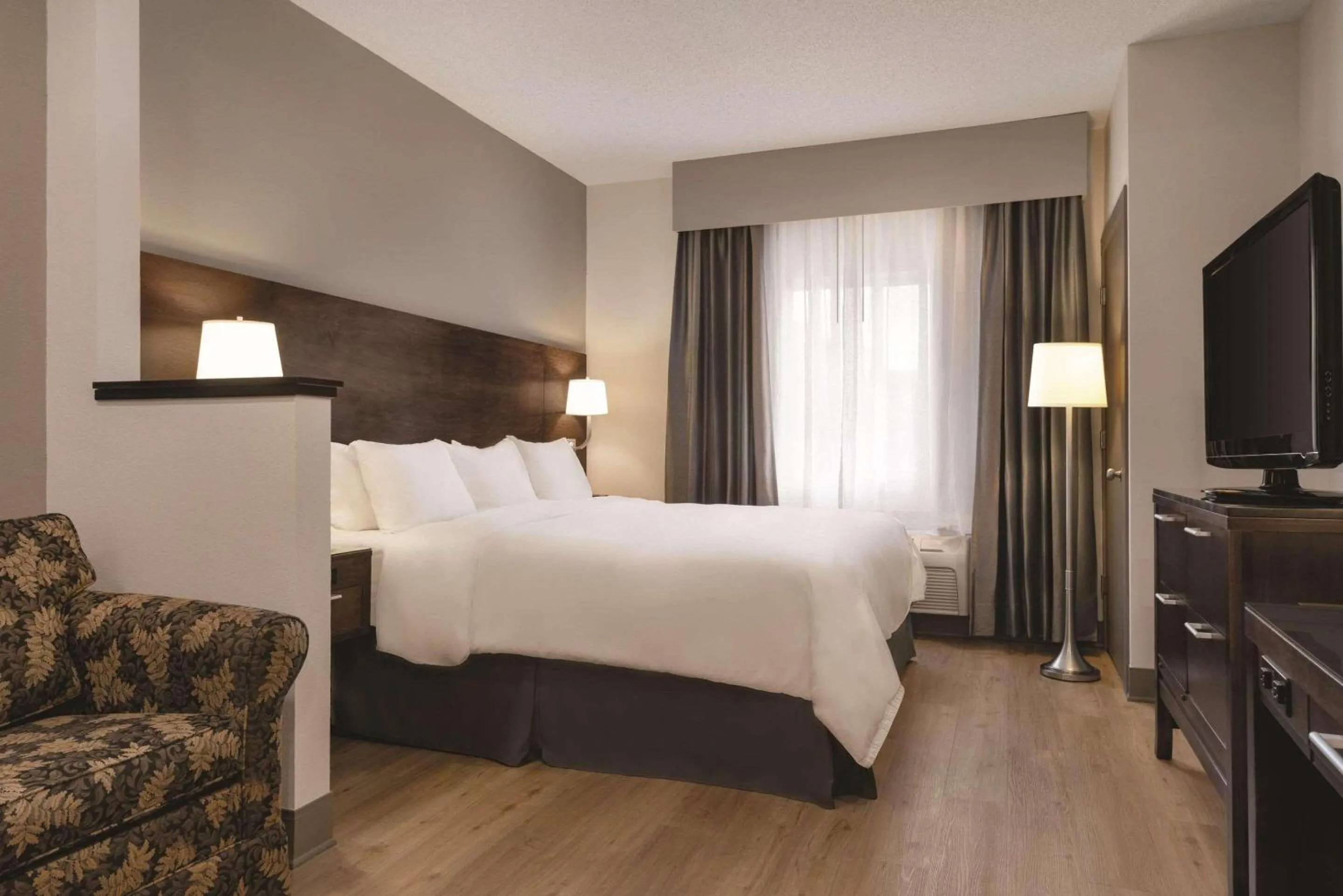 Bedroom, Bed in Radisson Hotel & Conference Center Rockford