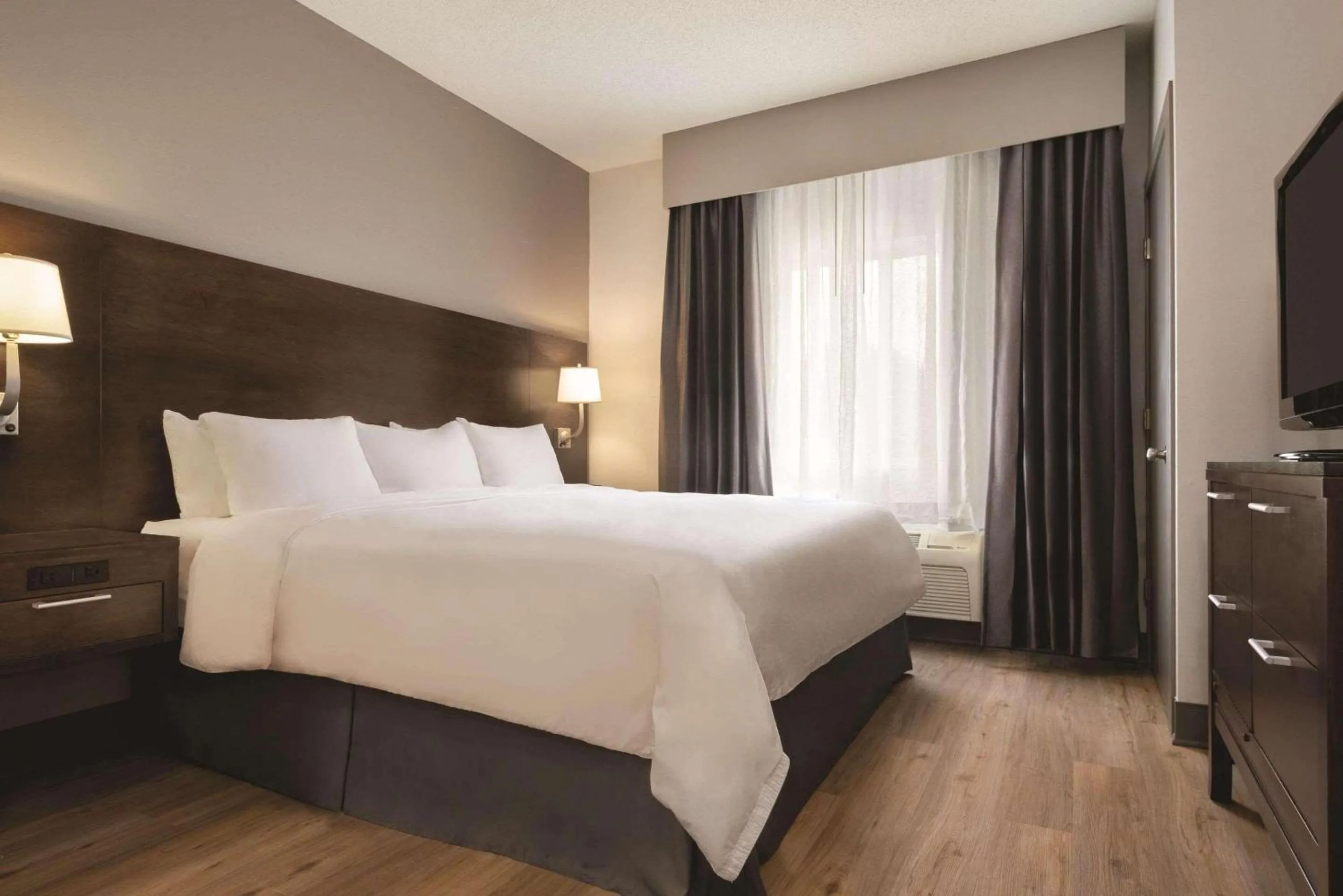 Bedroom, Bed in Radisson Hotel & Conference Center Rockford