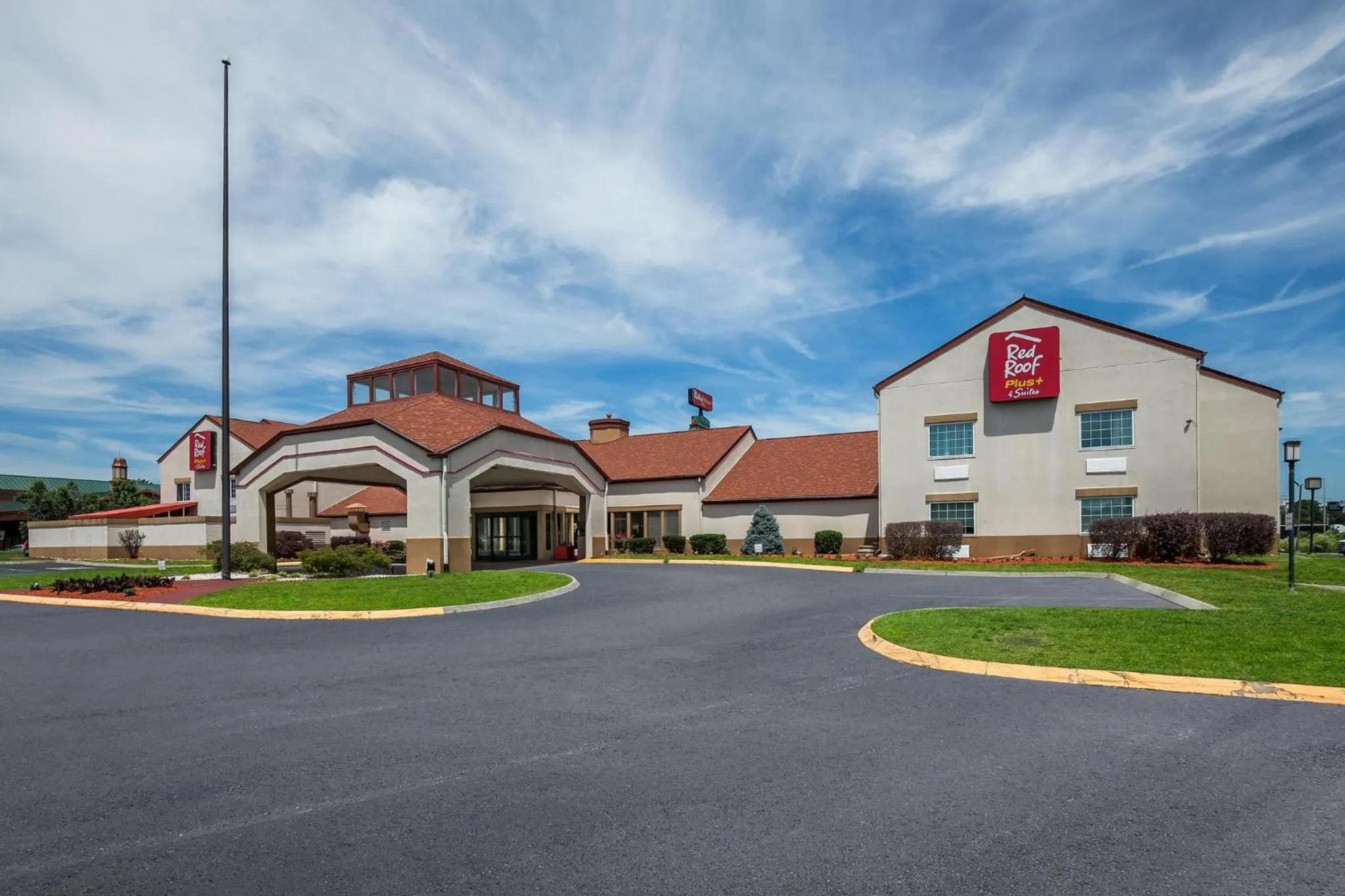 Property building in Red Roof Inn PLUS+ & Suites Knoxville West - Cedar Bluff