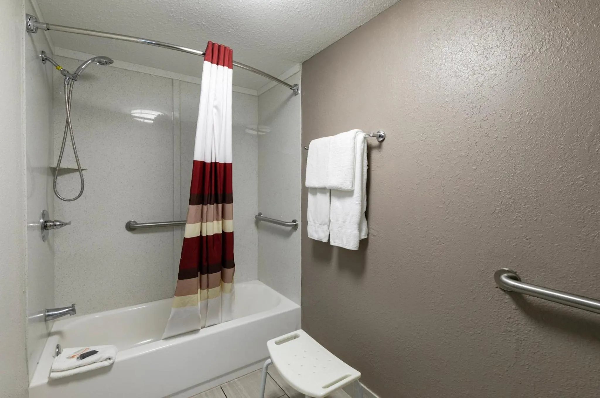Bathroom in Red Roof Inn PLUS+ & Suites Knoxville West - Cedar Bluff