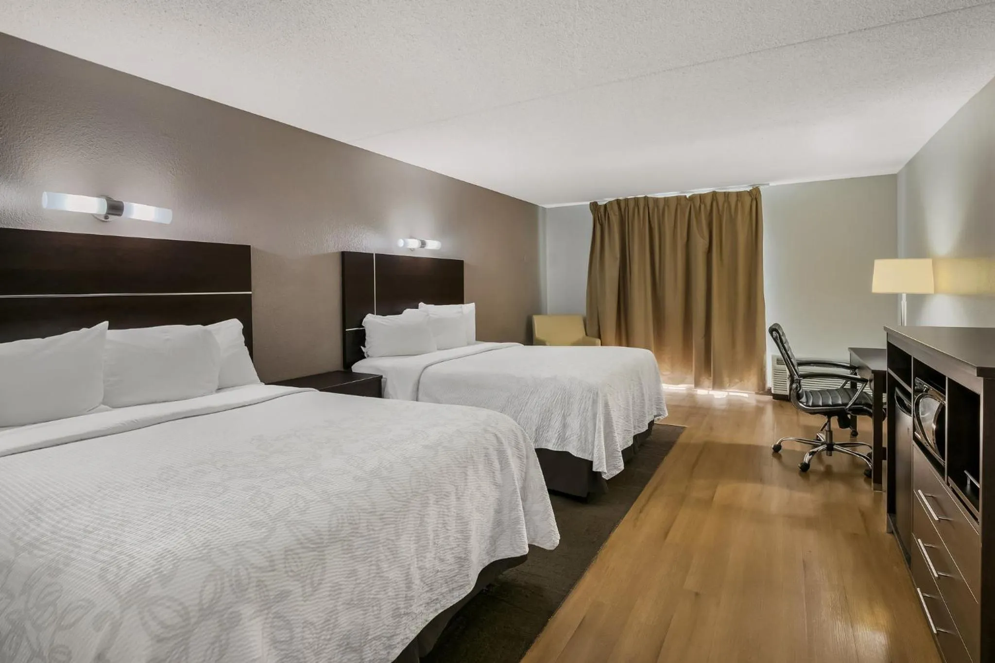 Photo of the whole room, Bed in Red Roof Inn PLUS+ & Suites Knoxville West - Cedar Bluff