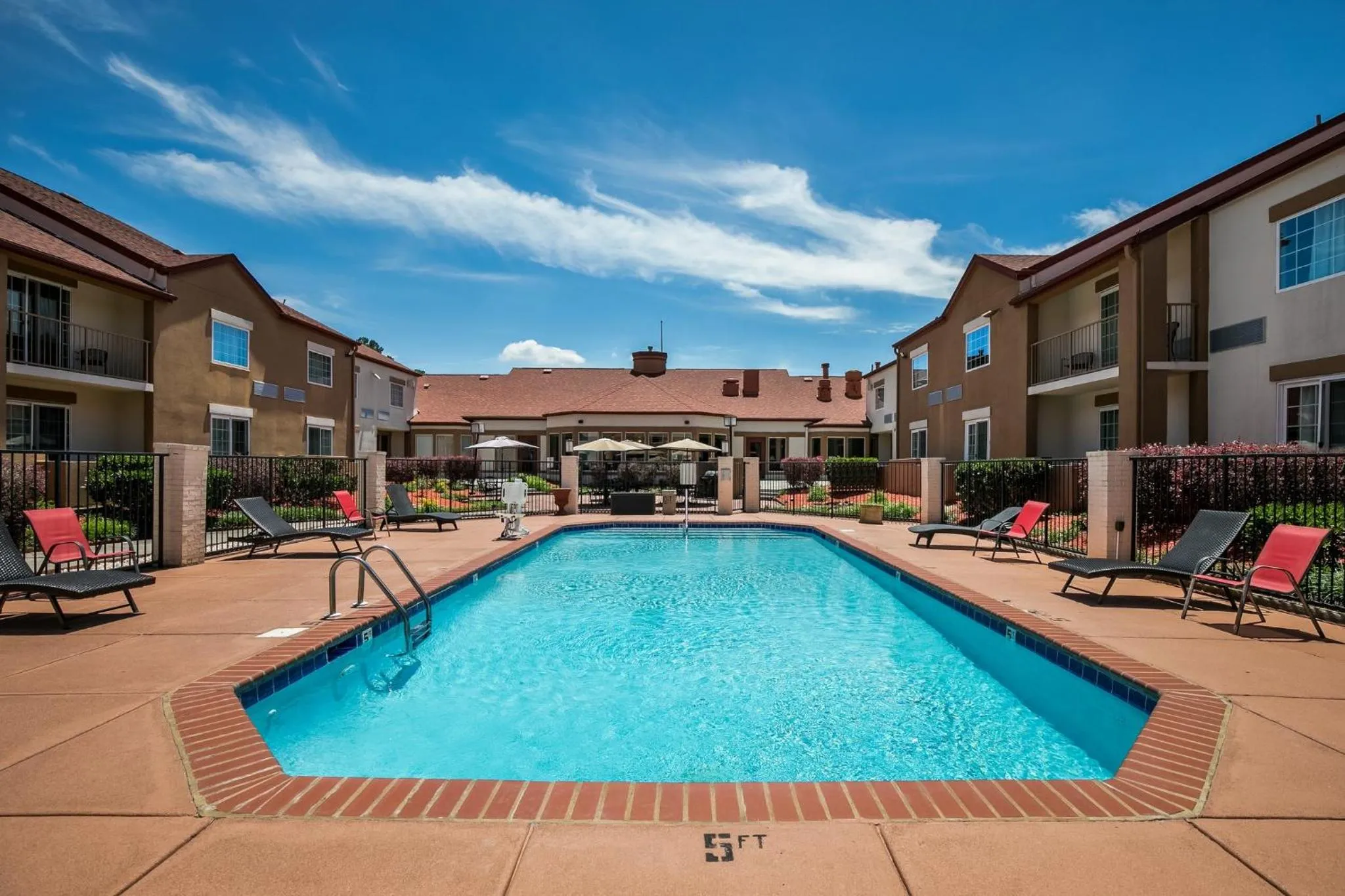 Swimming pool in Red Roof Inn PLUS+ & Suites Knoxville West - Cedar Bluff