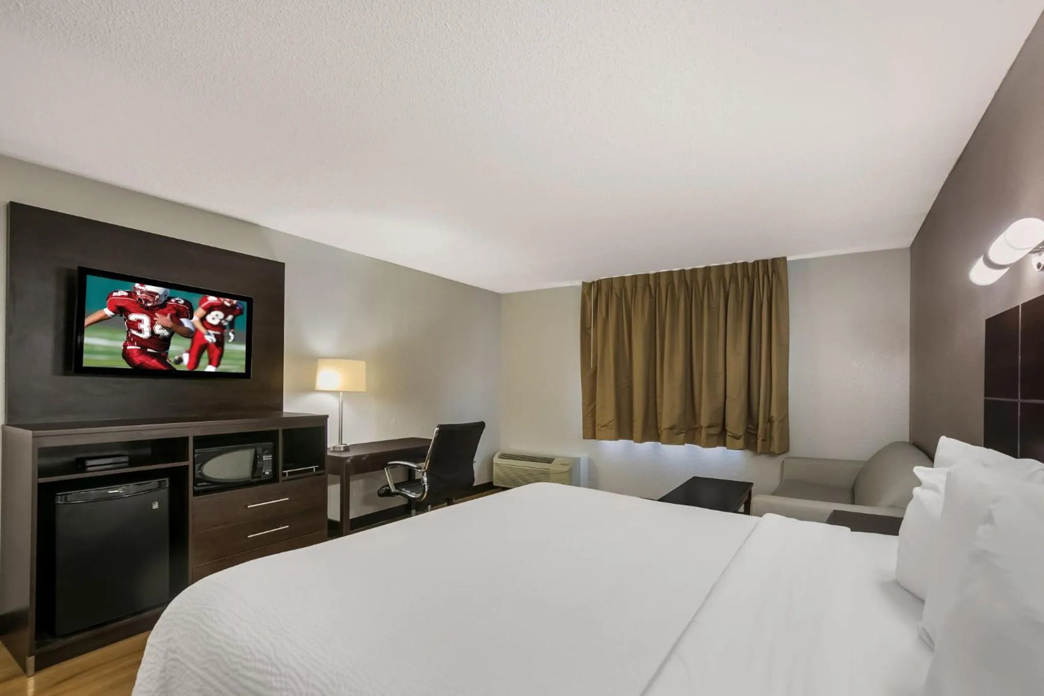 Bedroom, Bed in Red Roof Inn PLUS+ & Suites Knoxville West - Cedar Bluff