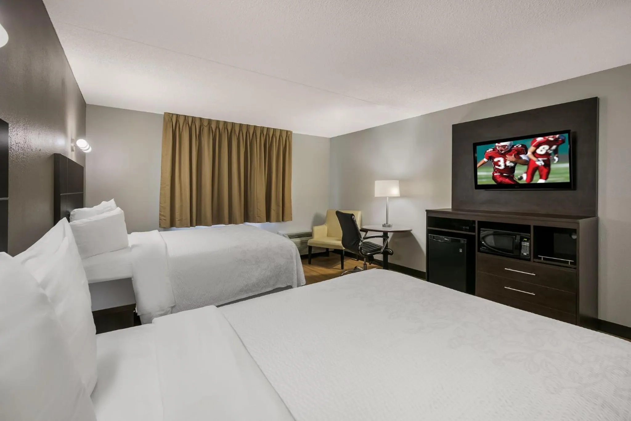 Photo of the whole room, Bed in Red Roof Inn PLUS+ & Suites Knoxville West - Cedar Bluff