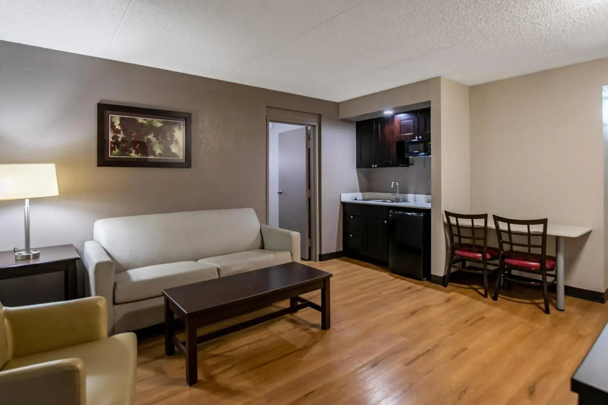 Suite King with Kitchenette Smoke Free in Red Roof Inn PLUS+ & Suites Knoxville West - Cedar Bluff Suite King with Kitchenette Smoke Free in Red Roof Inn PLUS+ & Suites Knoxville West - Cedar Bluff
