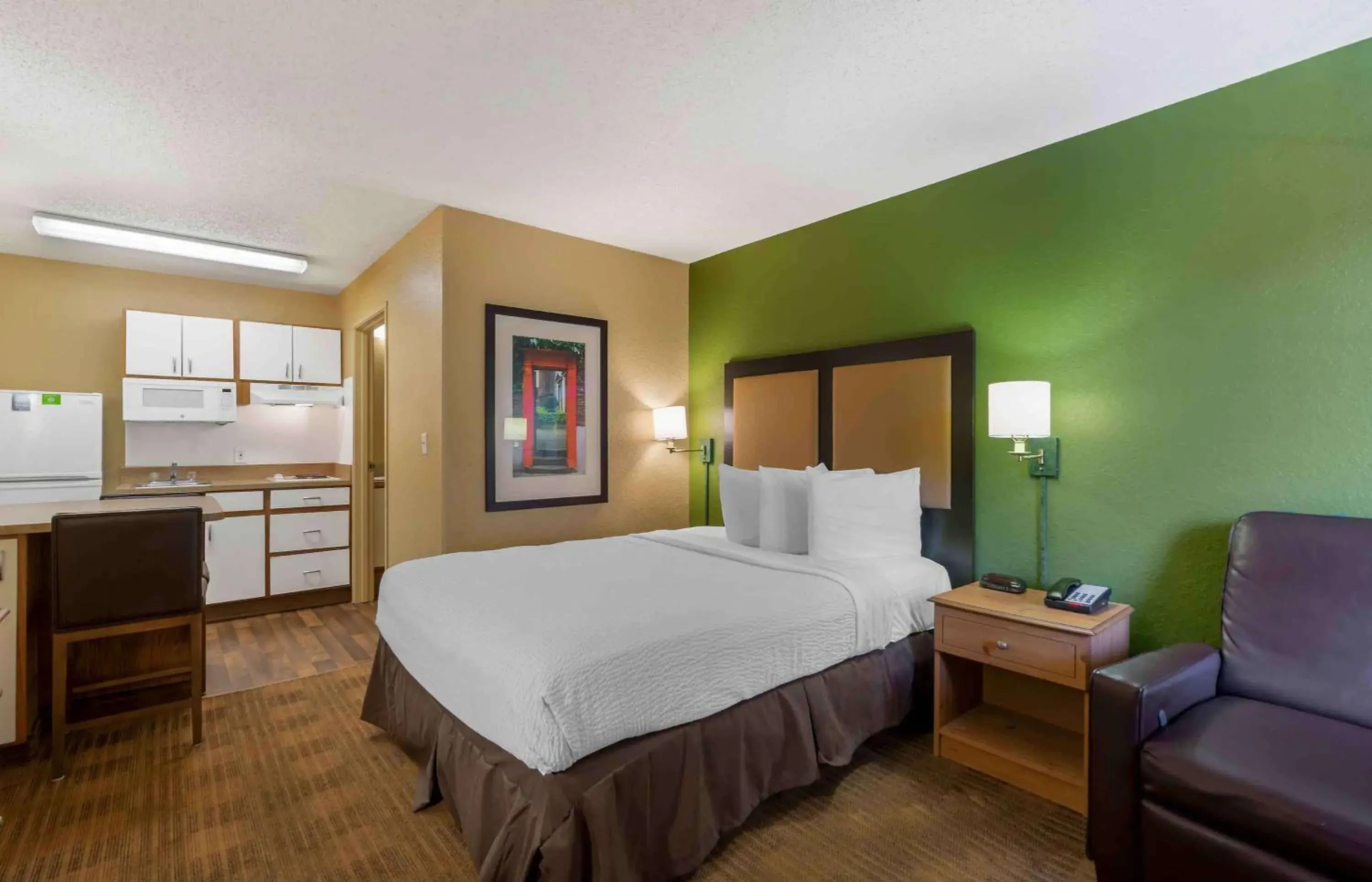 Queen Studio - Non-Smoking in Extended Stay America Suites - Clearwater - Carillon Park Queen Studio - Non-Smoking in Extended Stay America Suites - Clearwater - Carillon Park