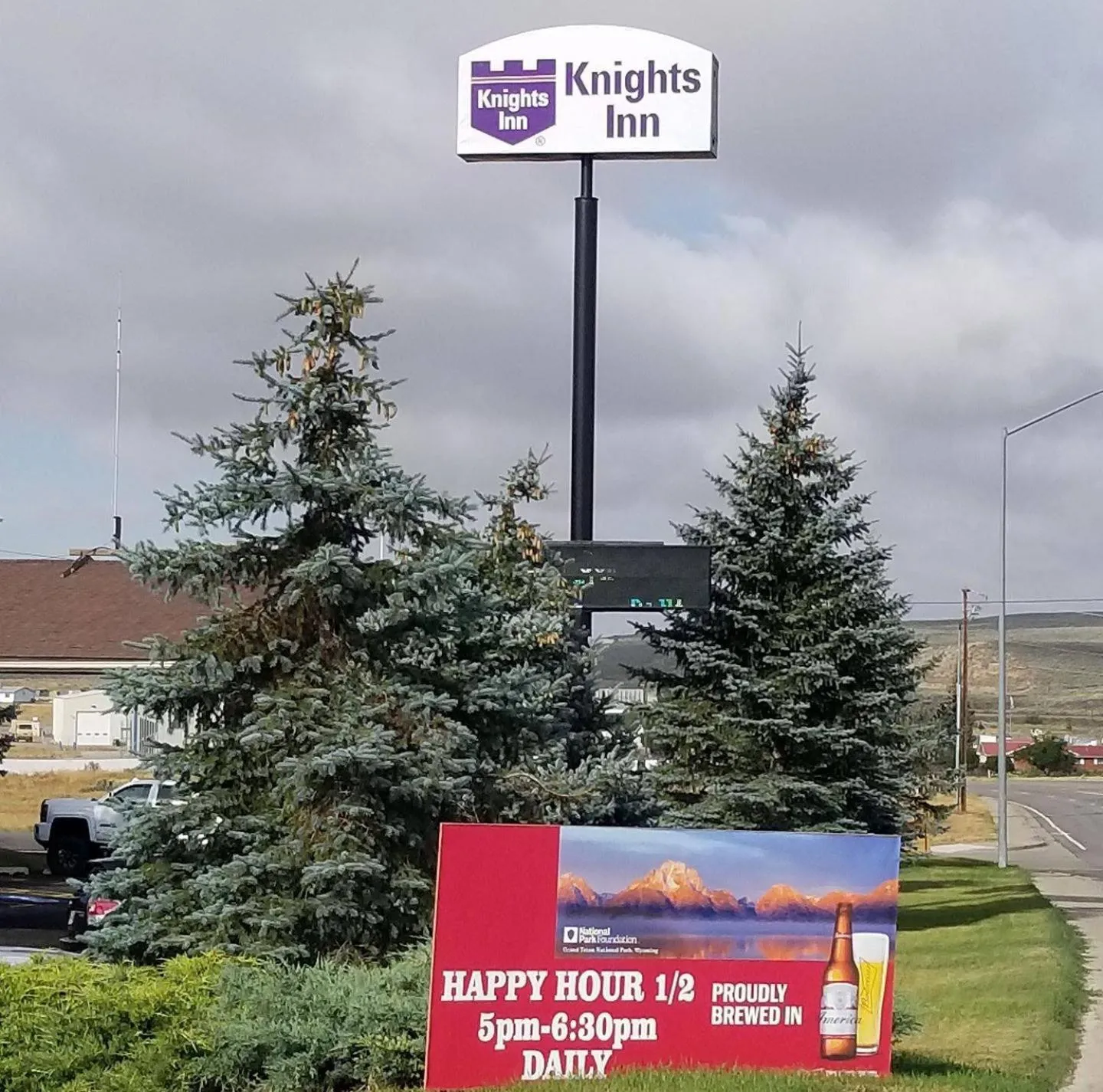 Property Logo/Sign in Knights Inn Evanston