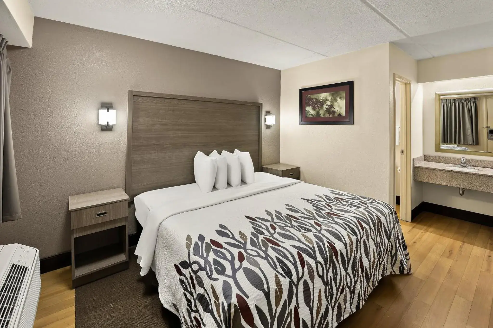 Standard King Room Smoke Free in Red Roof Inn Chapel Hill - UNC Standard King Room Smoke Free in Red Roof Inn Chapel Hill - UNC