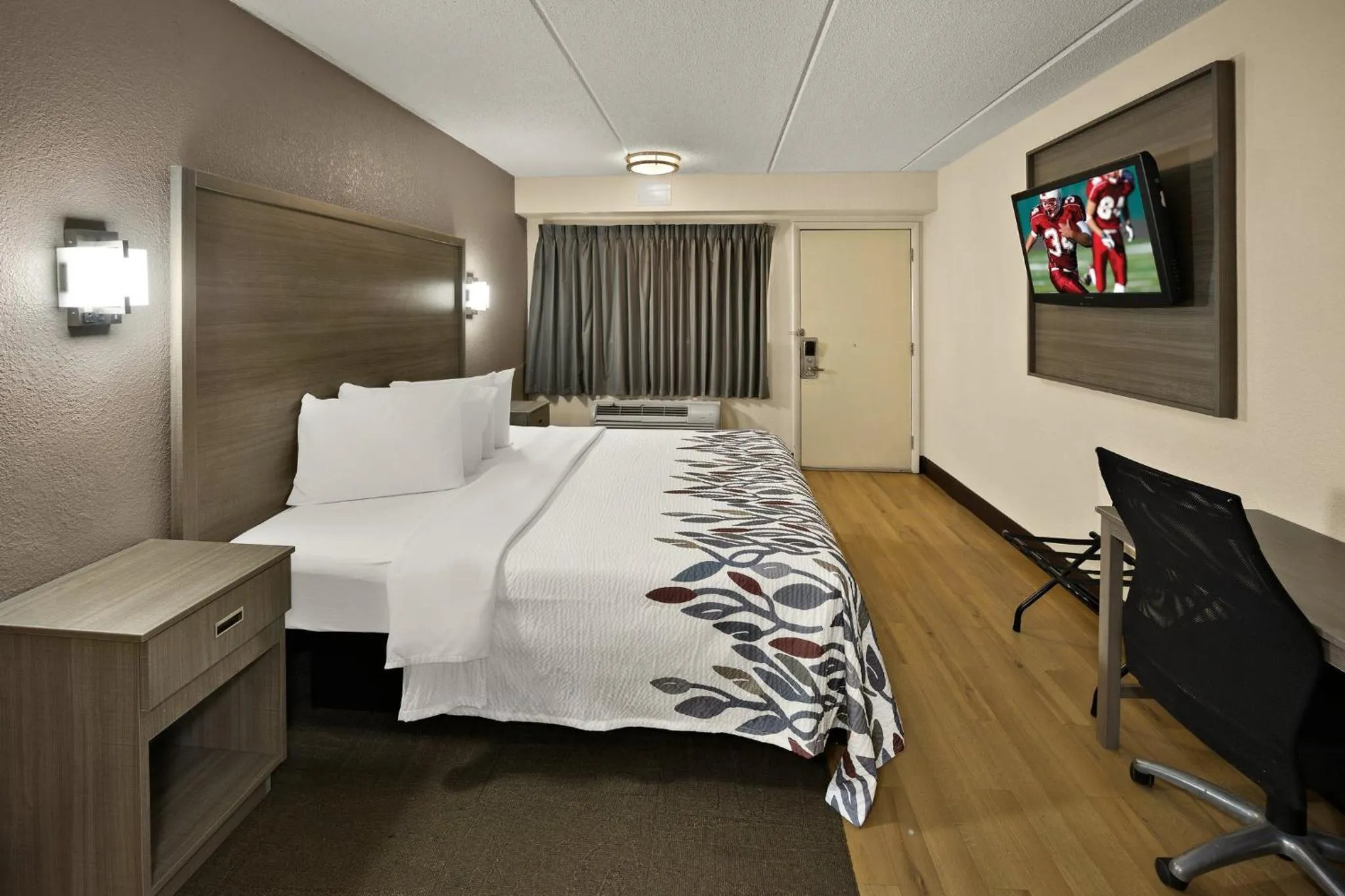 Bedroom, Bed in Red Roof Inn Chapel Hill - UNC