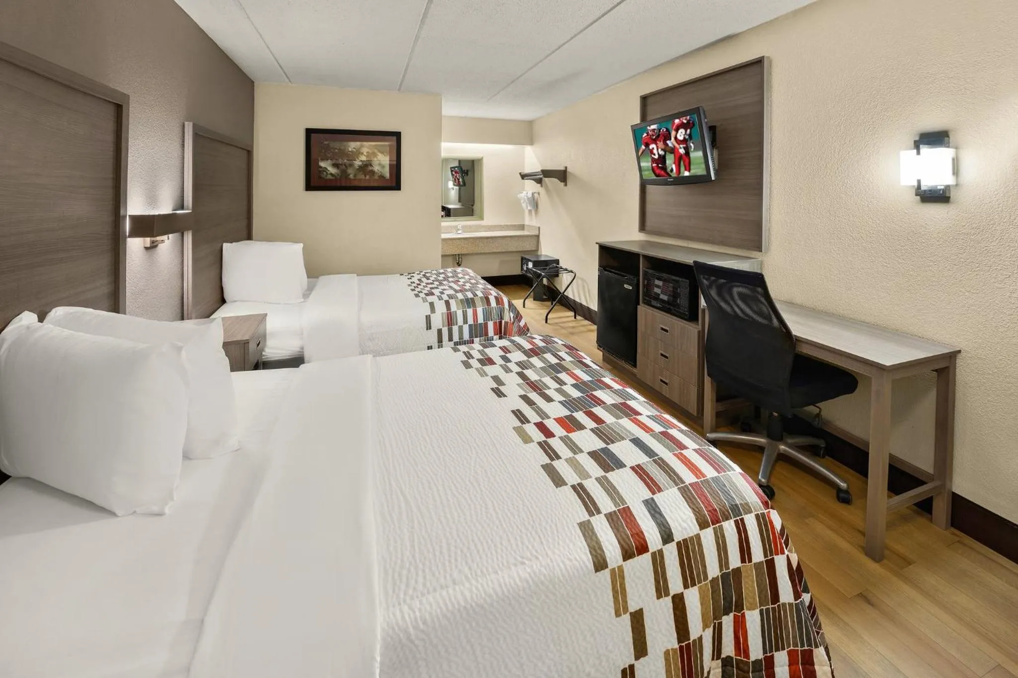 Photo of the whole room, Bed in Red Roof Inn Chapel Hill - UNC