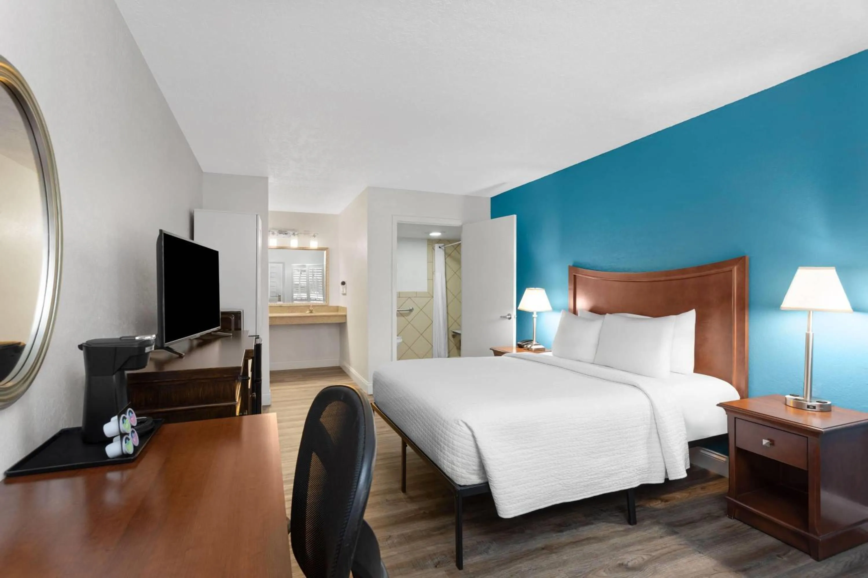 Photo of the whole room, Bed in PaddleTail Waterfront Lodge, Trademark Collection by Wyndham