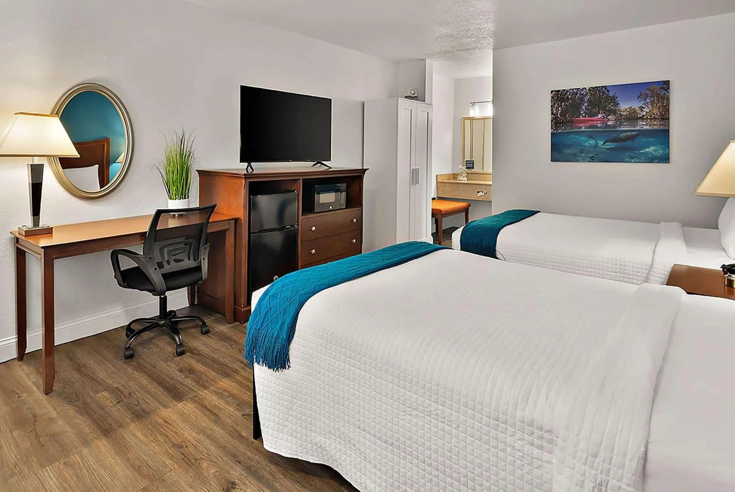 Photo of the whole room, Bed in PaddleTail Waterfront Lodge, Trademark Collection by Wyndham