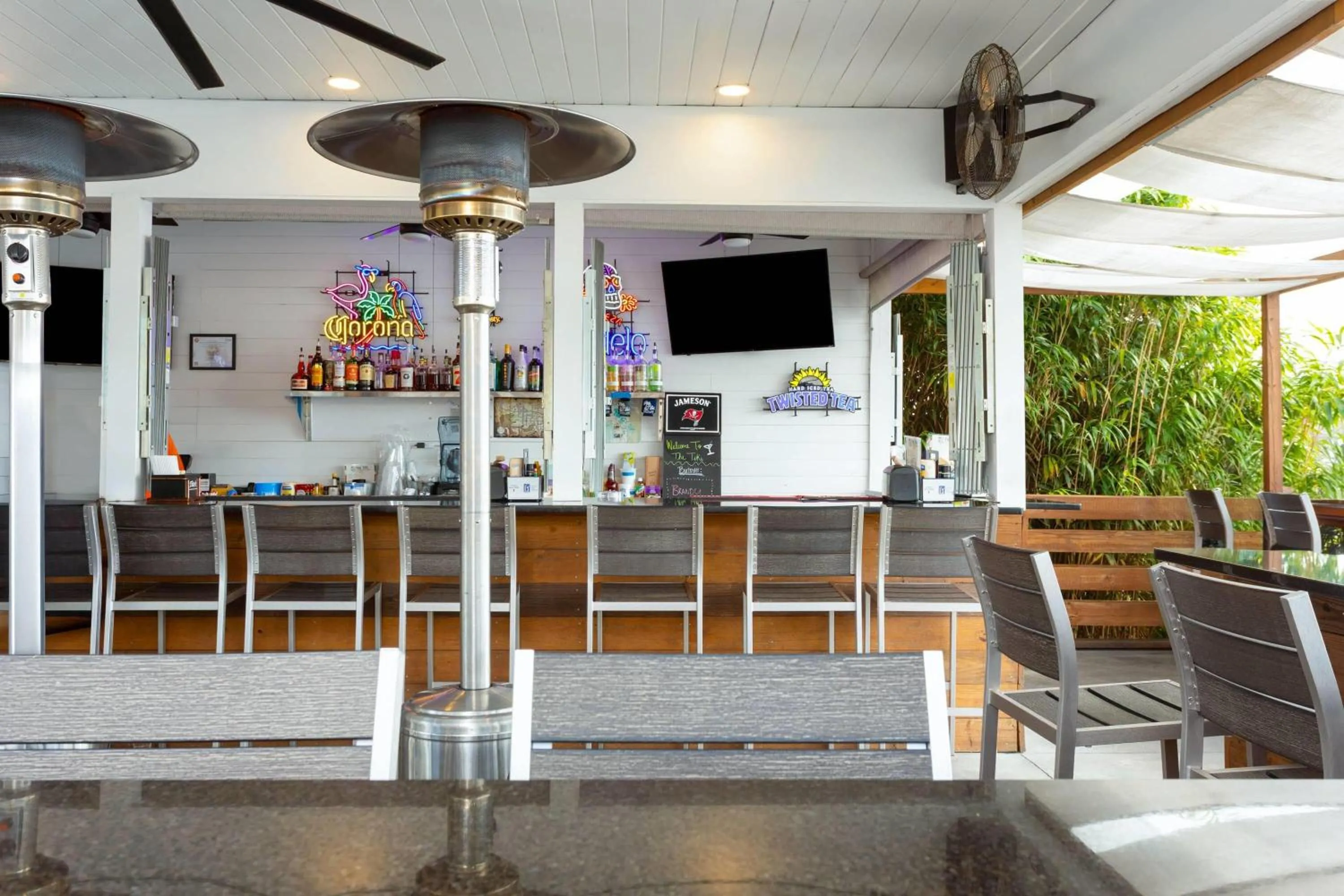 Lounge or bar in PaddleTail Waterfront Lodge, Trademark Collection by Wyndham