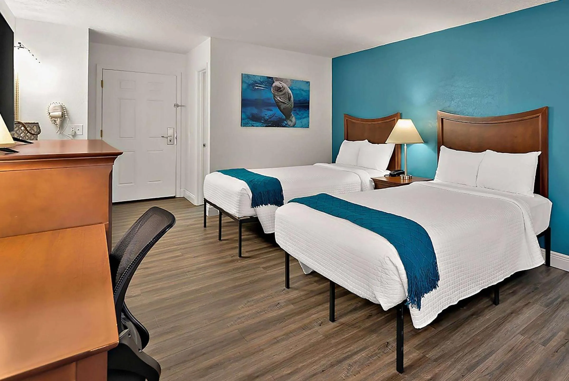 Photo of the whole room, Bed in PaddleTail Waterfront Lodge, Trademark Collection by Wyndham