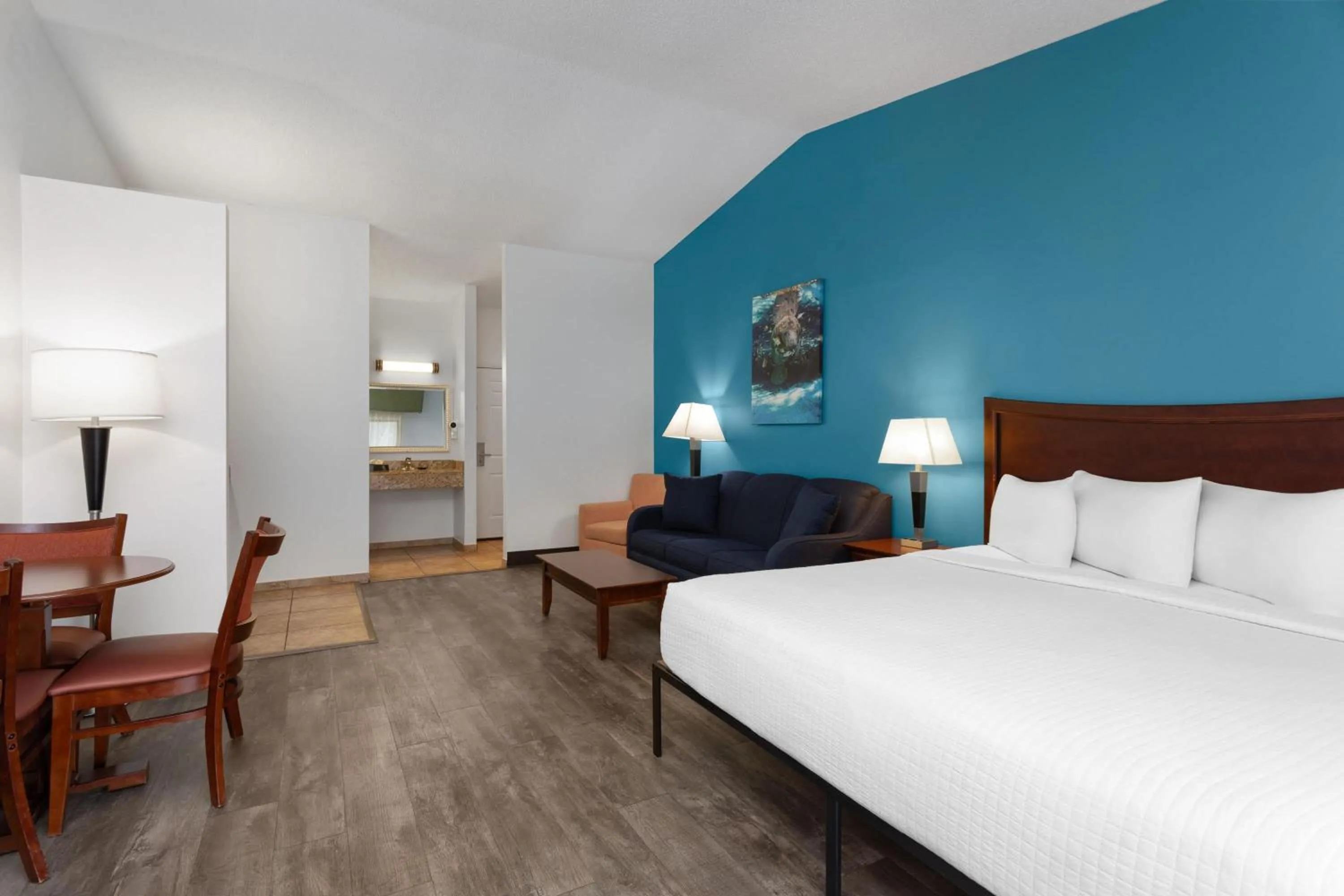 Photo of the whole room, Bed in PaddleTail Waterfront Lodge, Trademark Collection by Wyndham