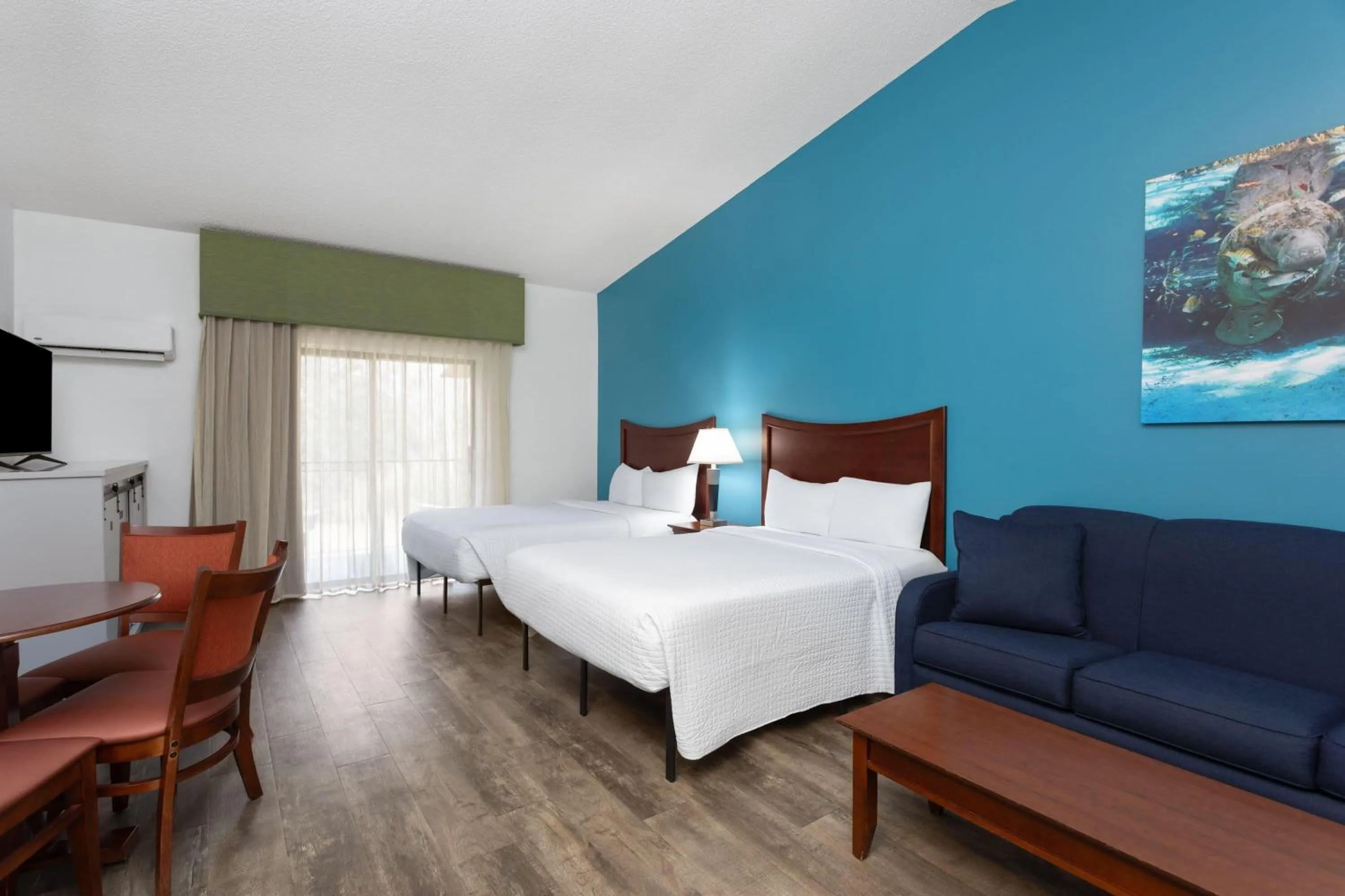 Photo of the whole room, Bed in PaddleTail Waterfront Lodge, Trademark Collection by Wyndham