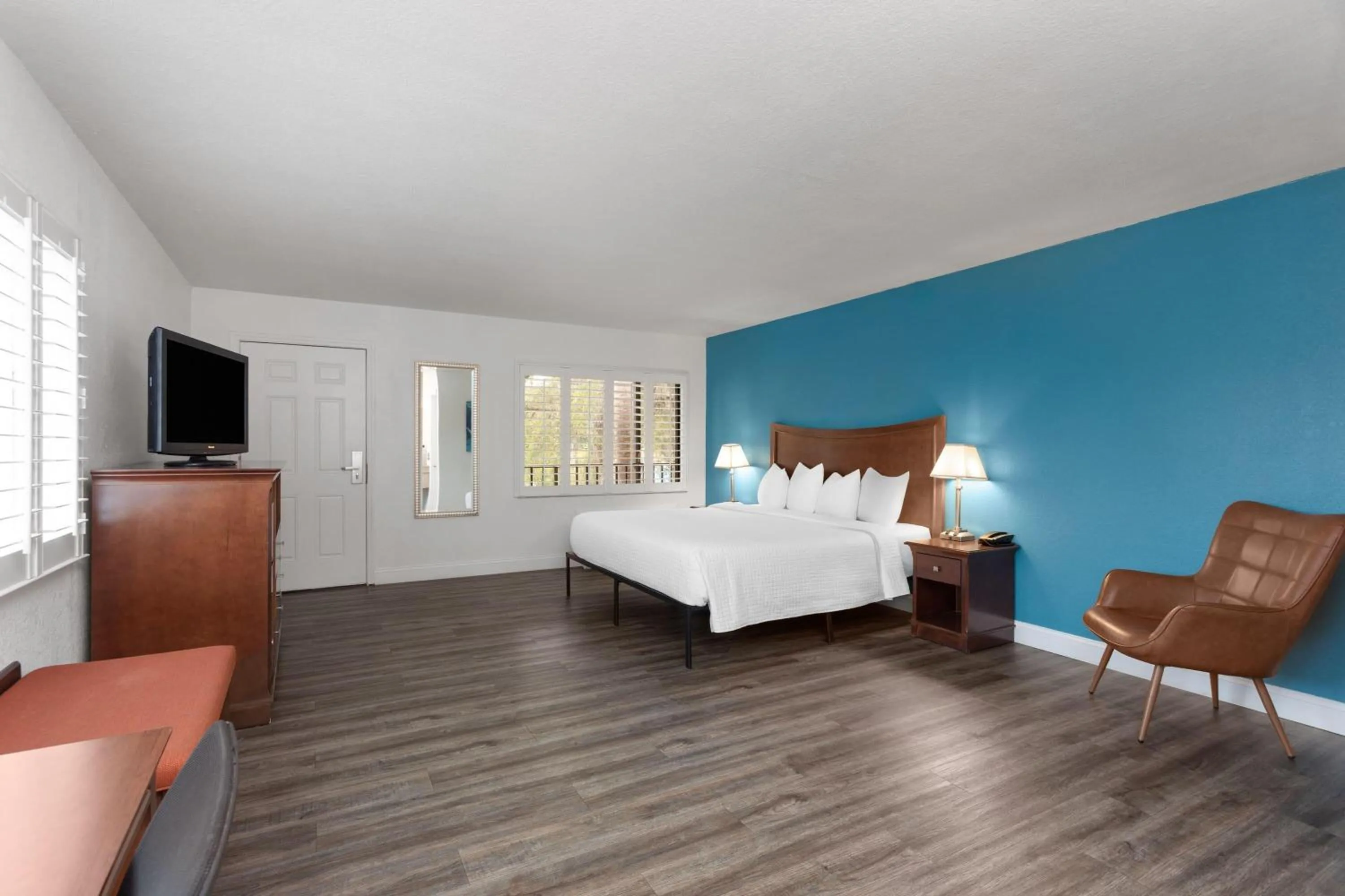 Photo of the whole room, Bed in PaddleTail Waterfront Lodge, Trademark Collection by Wyndham