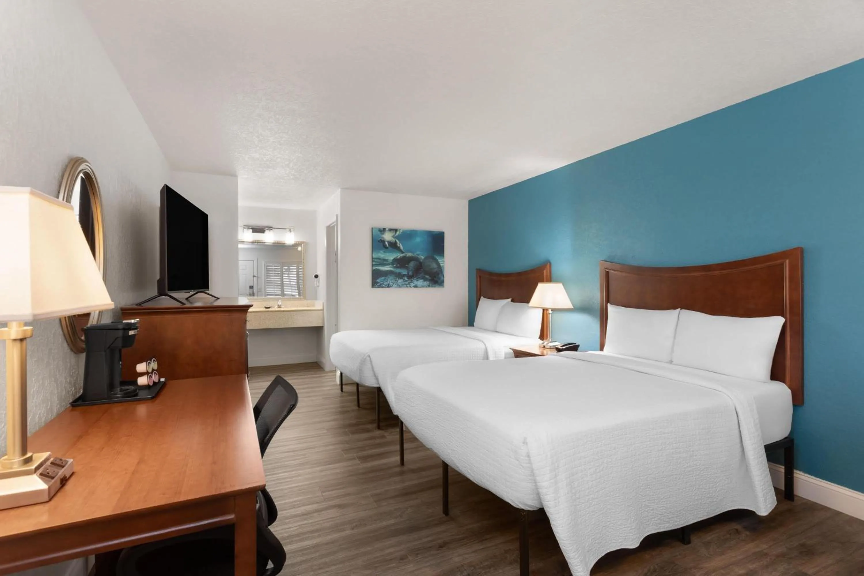 Photo of the whole room, Bed in PaddleTail Waterfront Lodge, Trademark Collection by Wyndham