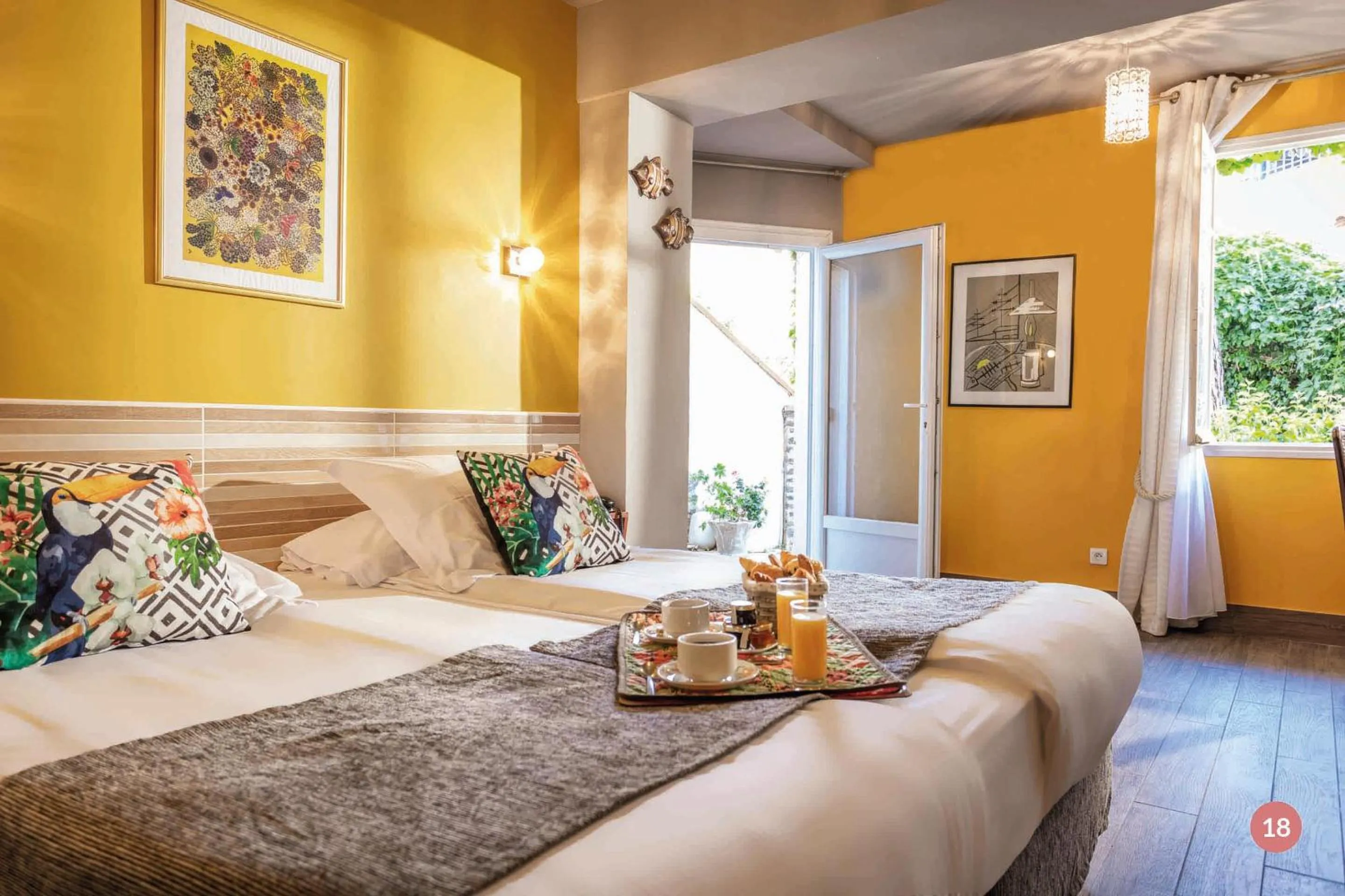 Bed in Hôtel La Casa Pairal