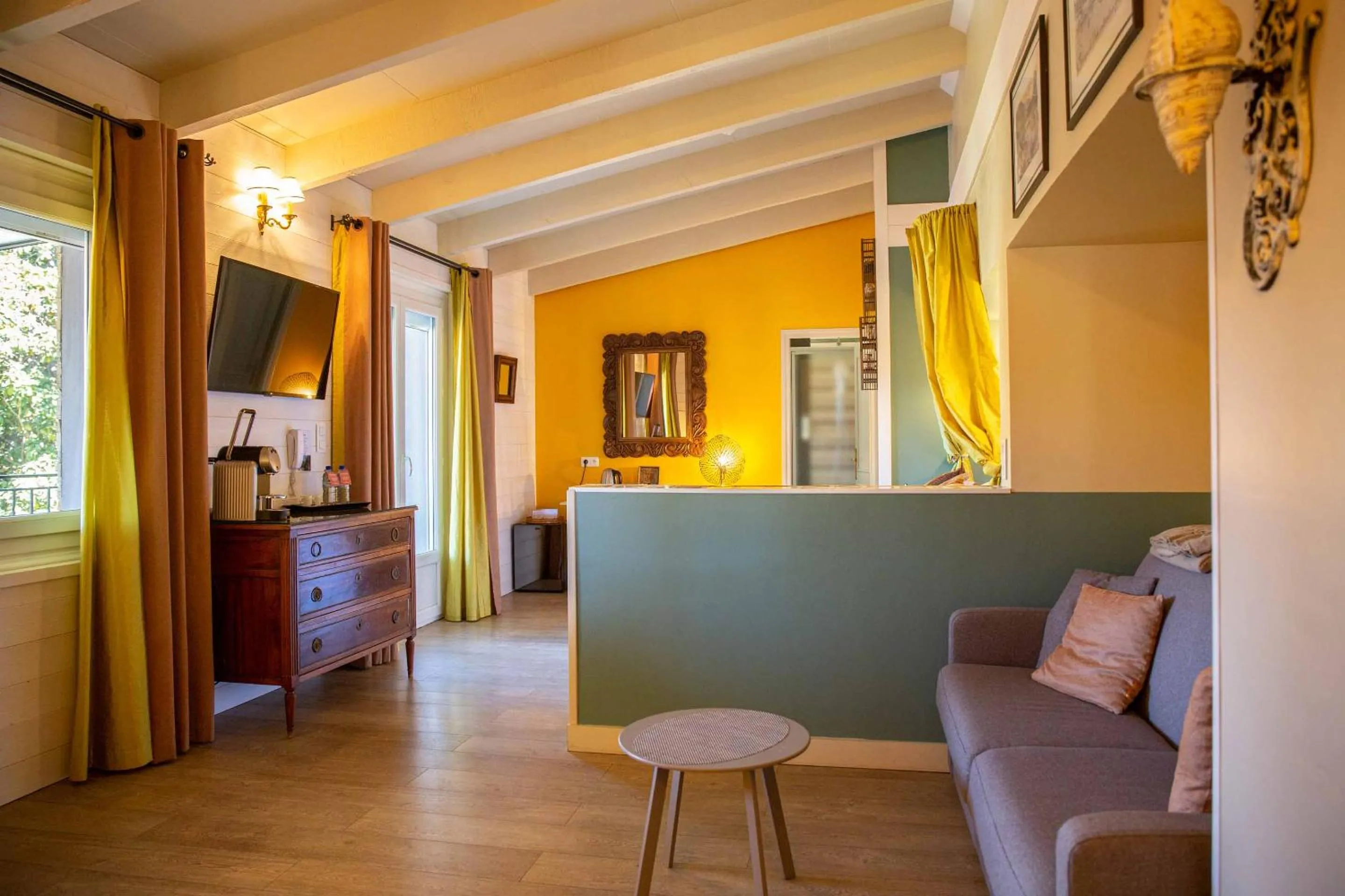 TV and multimedia in Hôtel La Casa Pairal