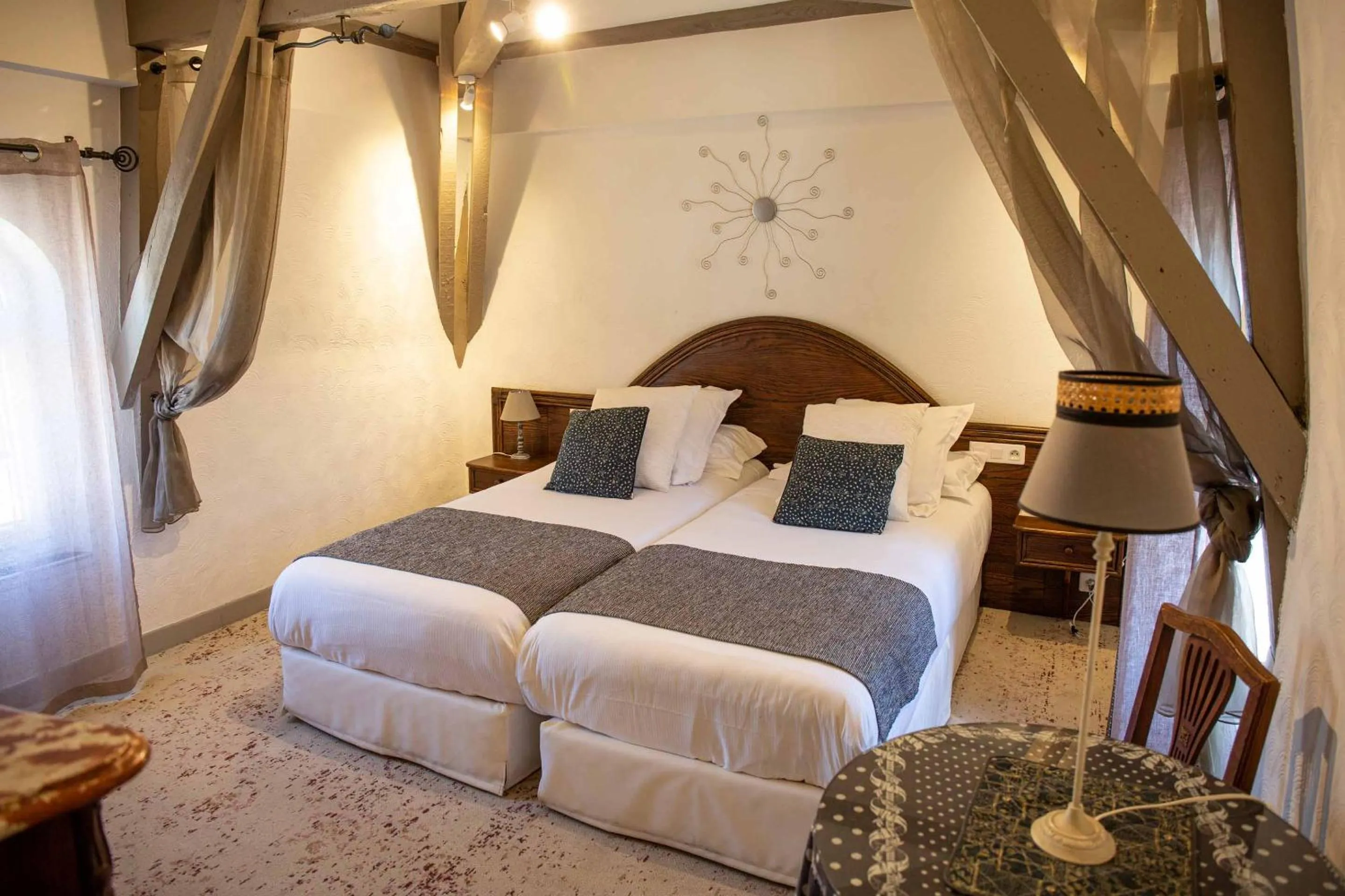 Bed in Hôtel La Casa Pairal