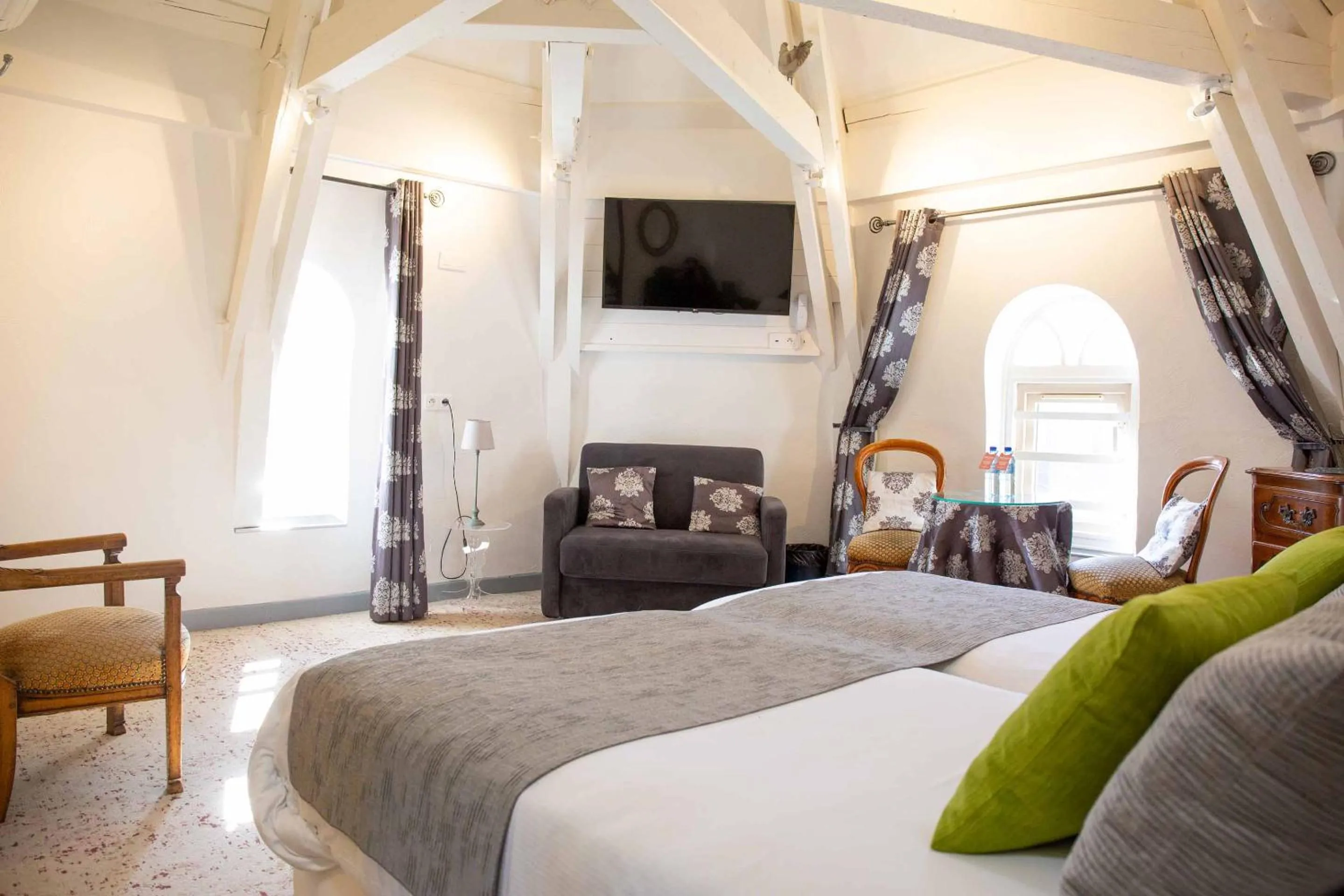 Bed in Hôtel La Casa Pairal