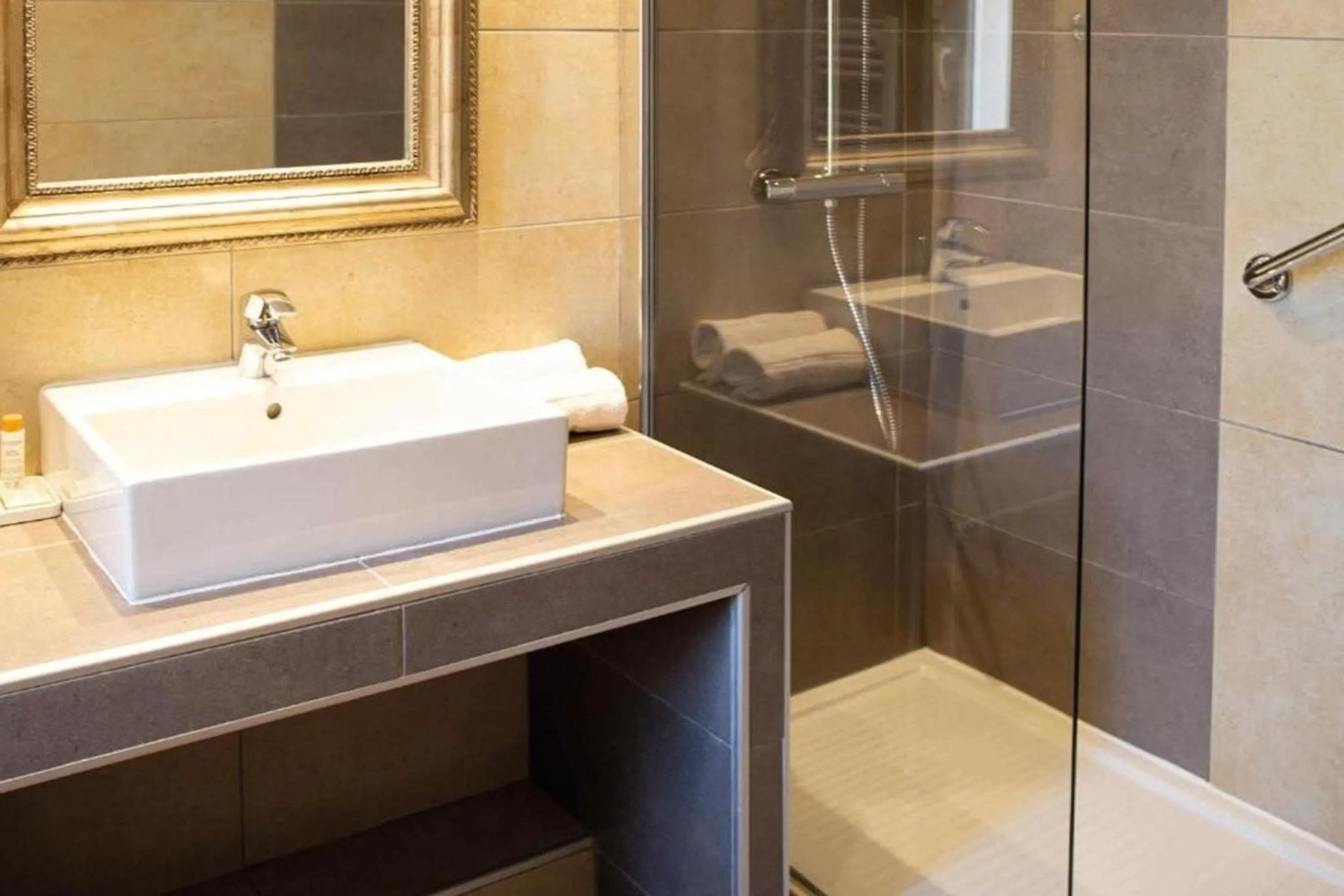 Bathroom in Hôtel La Casa Pairal