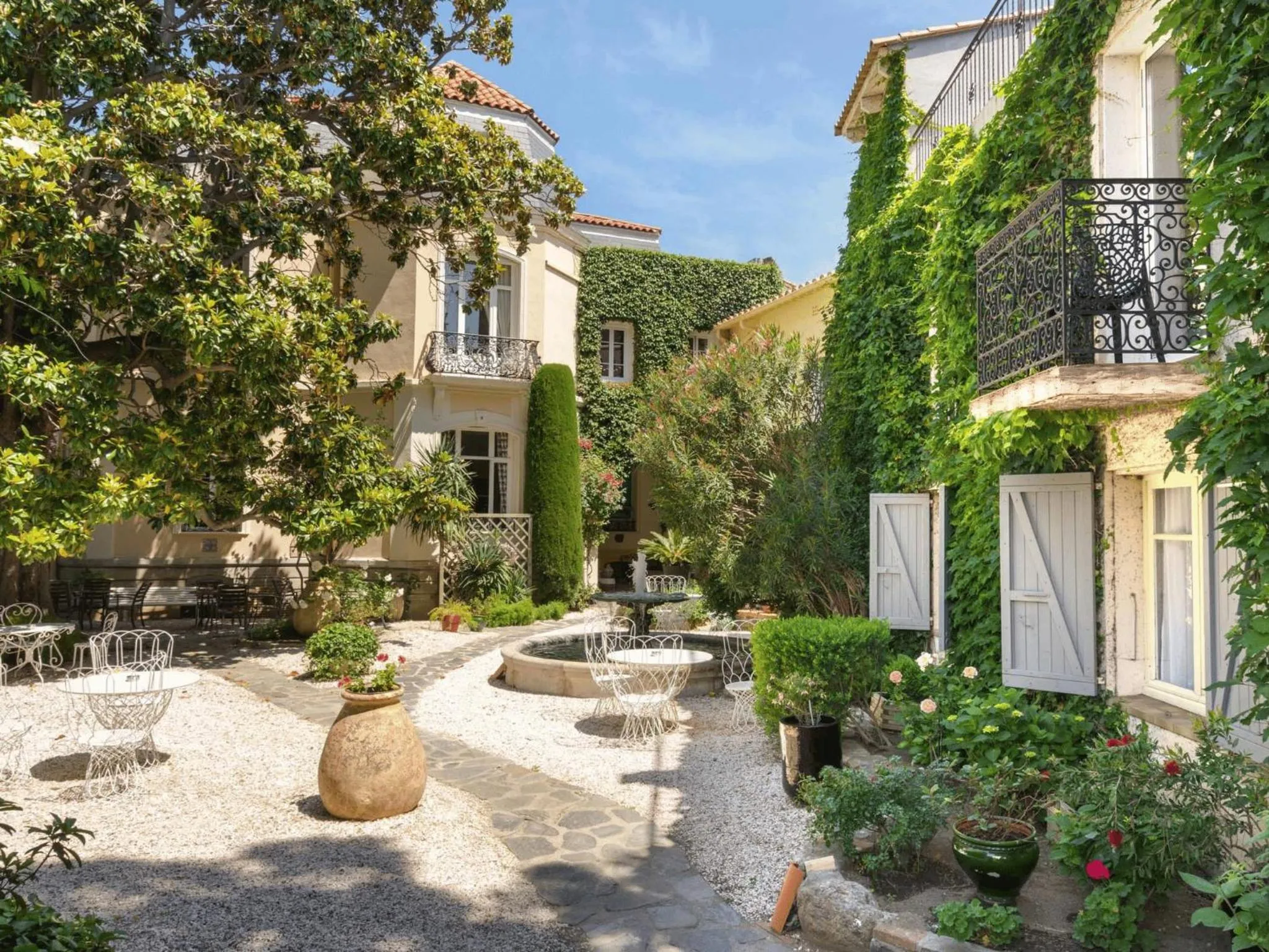 Property building in Hôtel La Casa Pairal