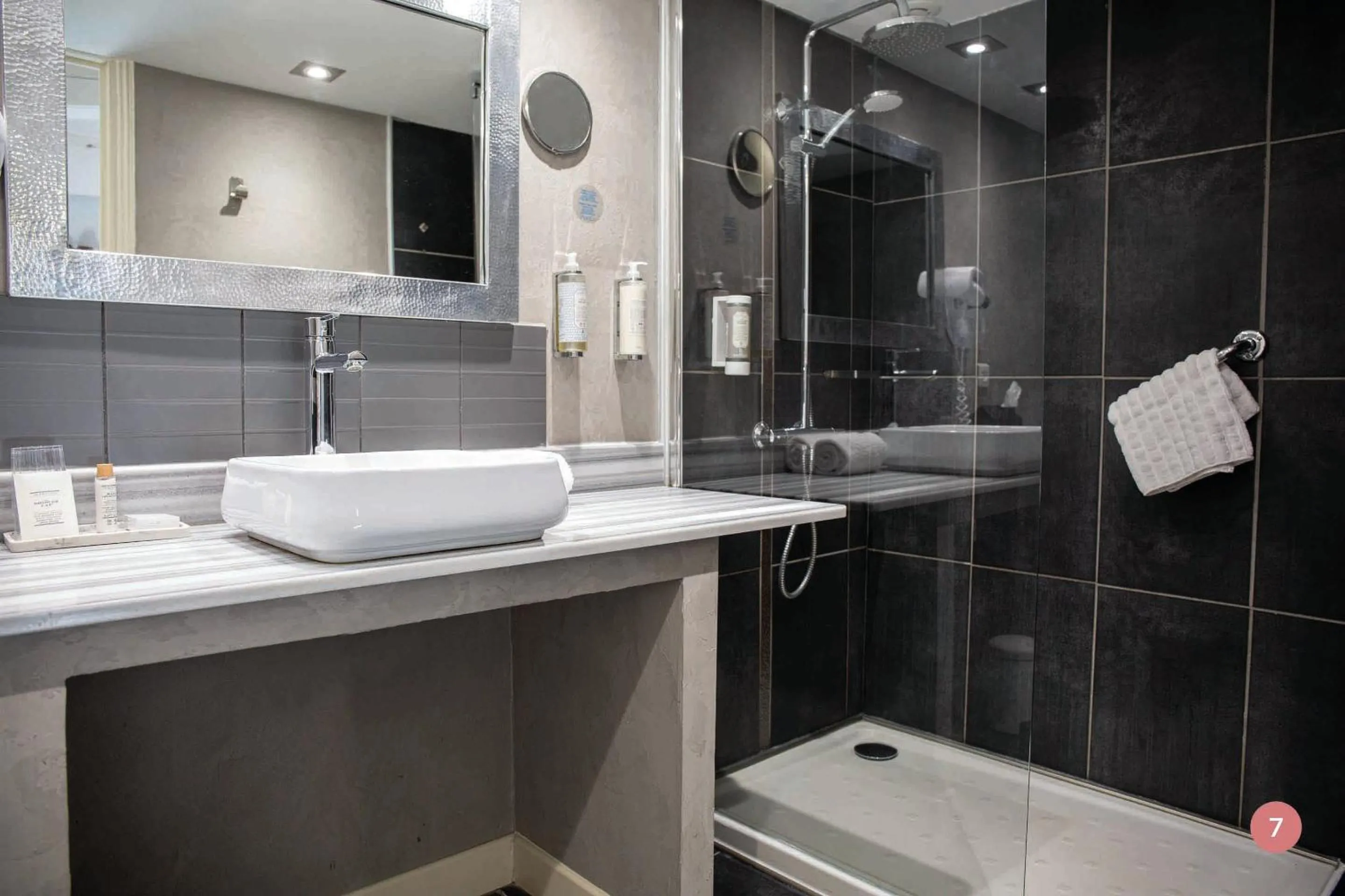 Bathroom in Hôtel La Casa Pairal