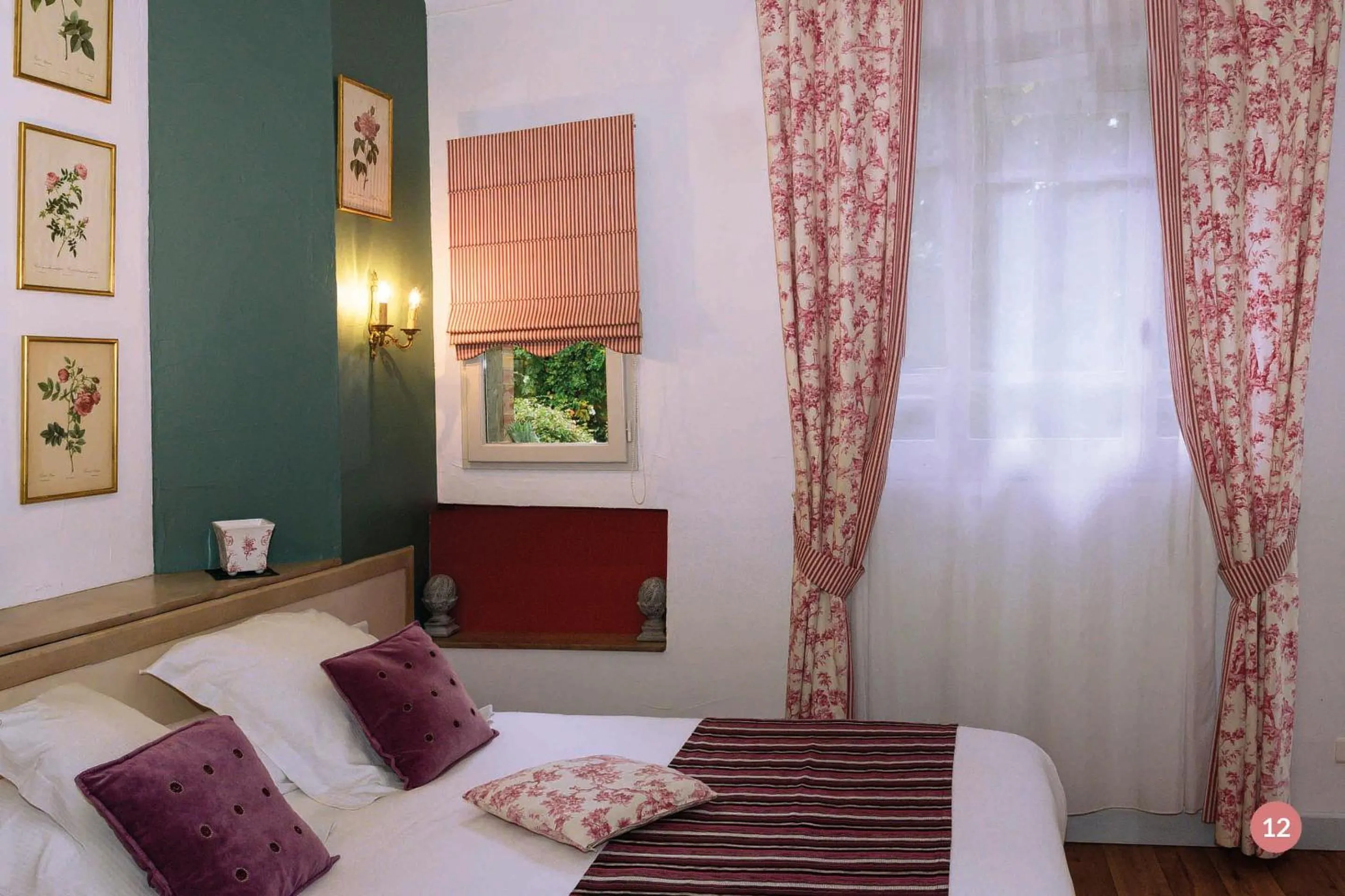 Bed in Hôtel La Casa Pairal