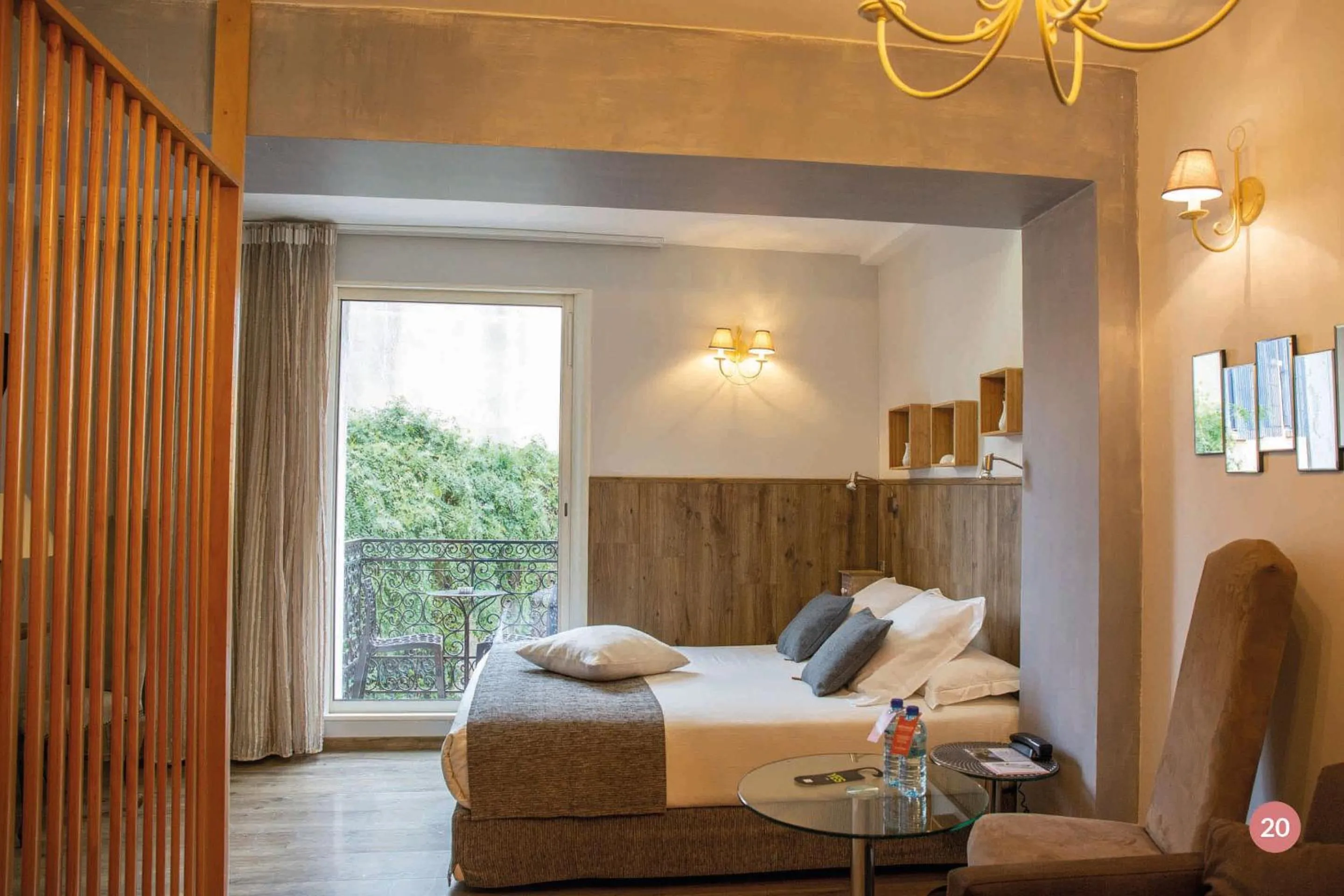 Bed in Hôtel La Casa Pairal