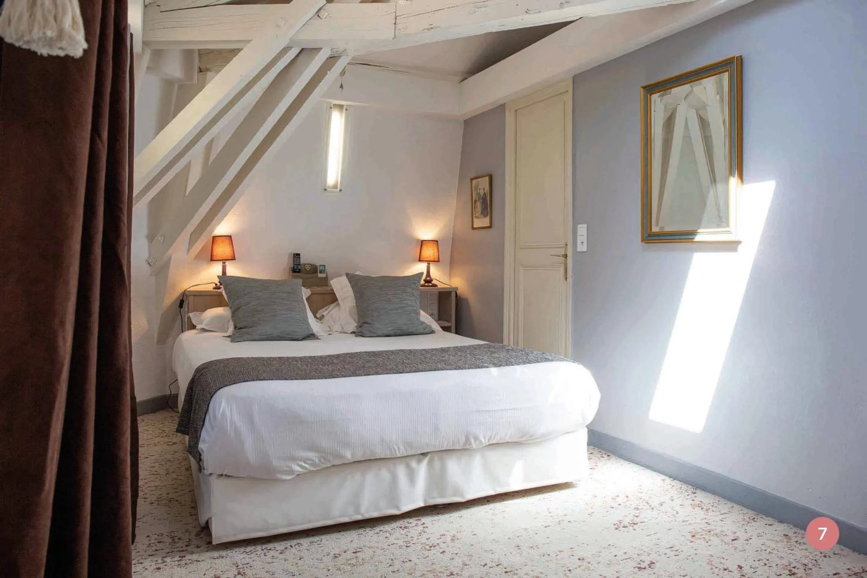 Bed in Hôtel La Casa Pairal