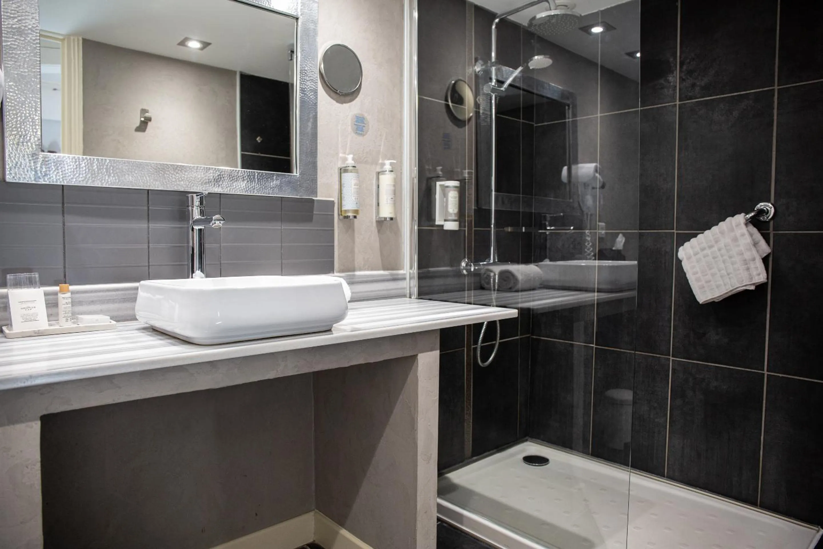 Bathroom in Hôtel La Casa Pairal