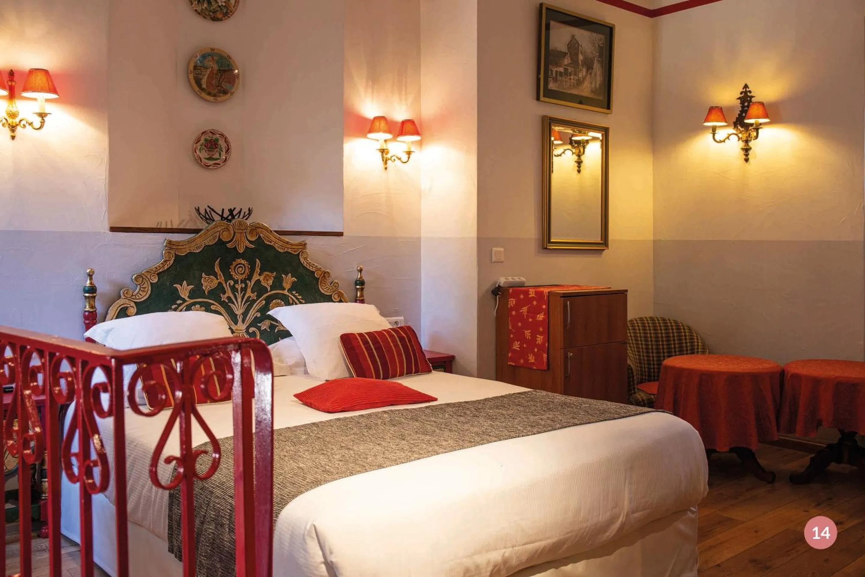 Bed in Hôtel La Casa Pairal