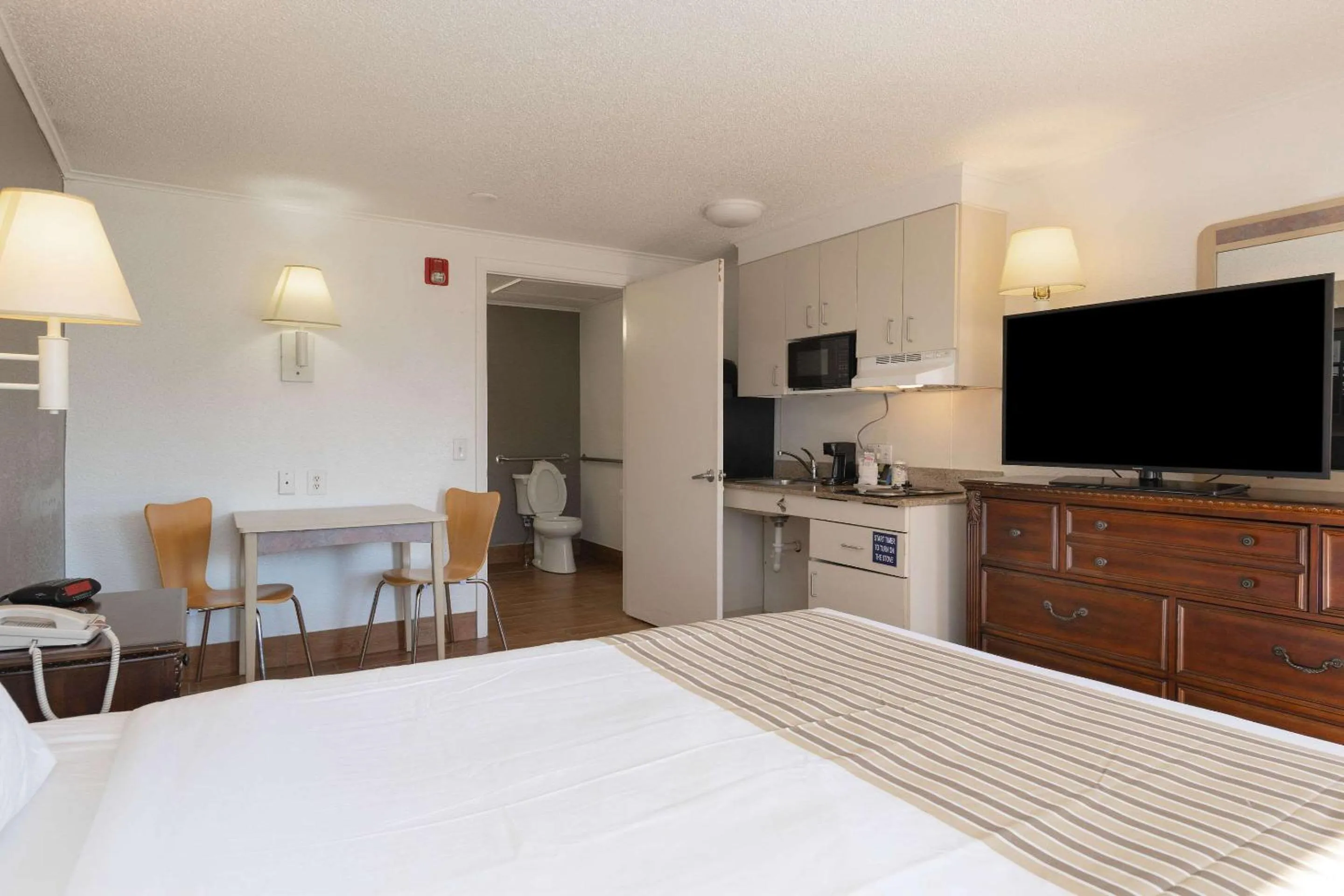 Bedroom, Bed in Suburban Studios Mentor - Cleveland Northeast