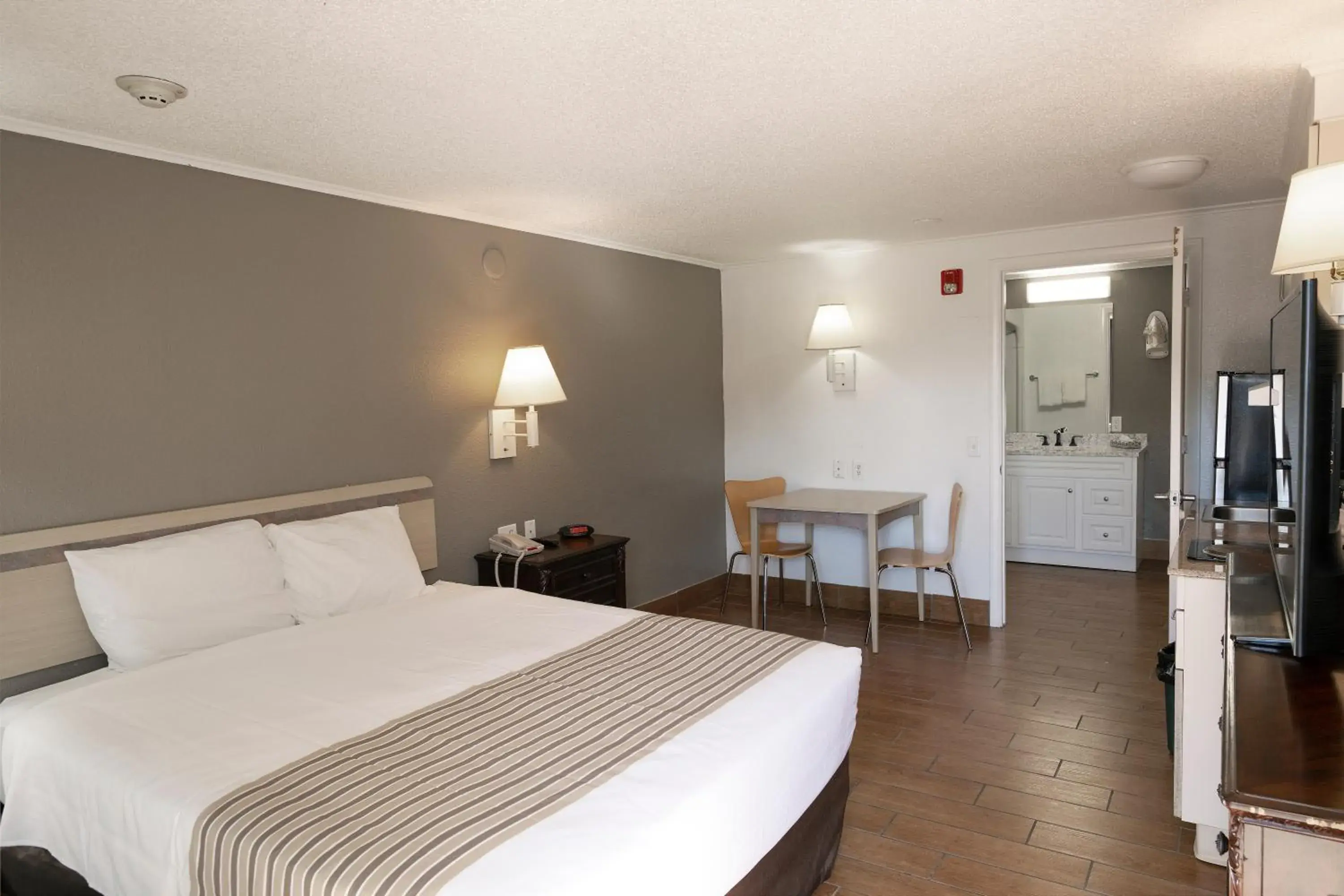 Queen Room - Smoking in Suburban Studios Mentor - Cleveland Northeast Queen Room - Smoking in Suburban Studios Mentor - Cleveland Northeast