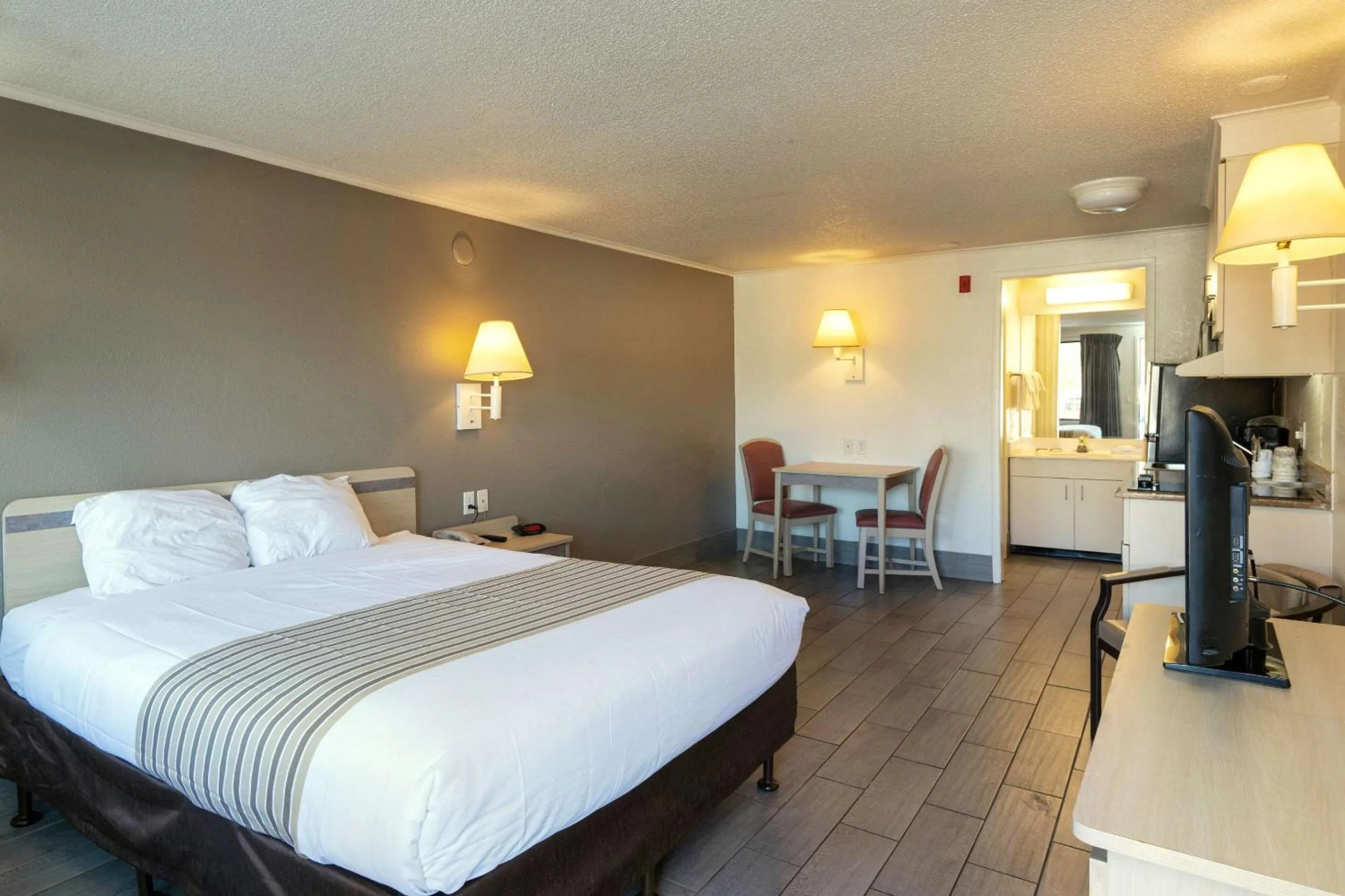 Bedroom, Bed in Suburban Studios Mentor - Cleveland Northeast