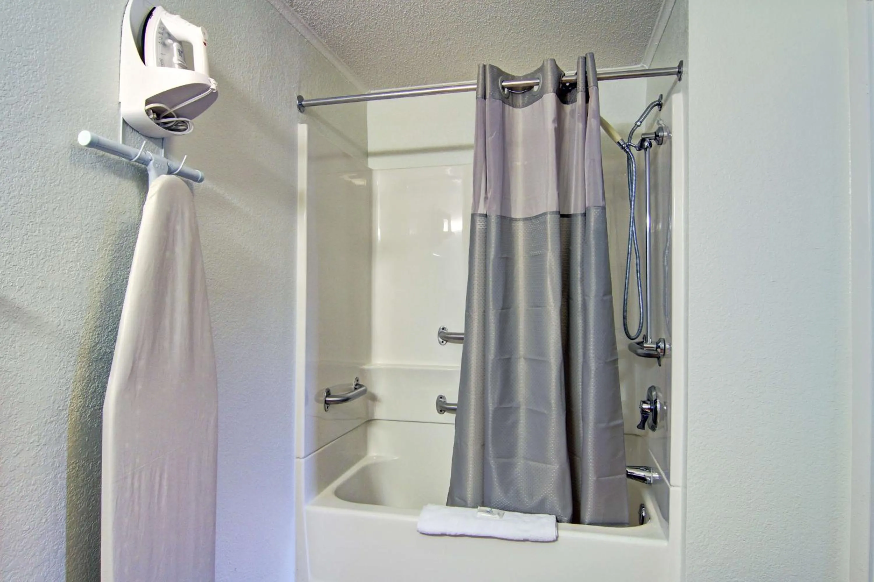 Shower in Suburban Studios Mentor - Cleveland Northeast