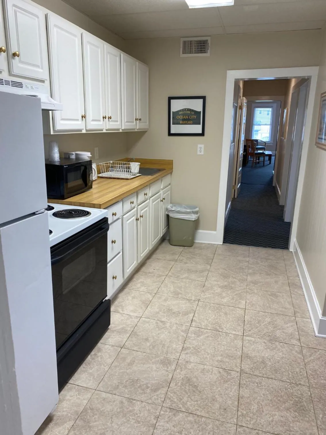 Kitchen or kitchenette in The Admiral Hotel/Motel