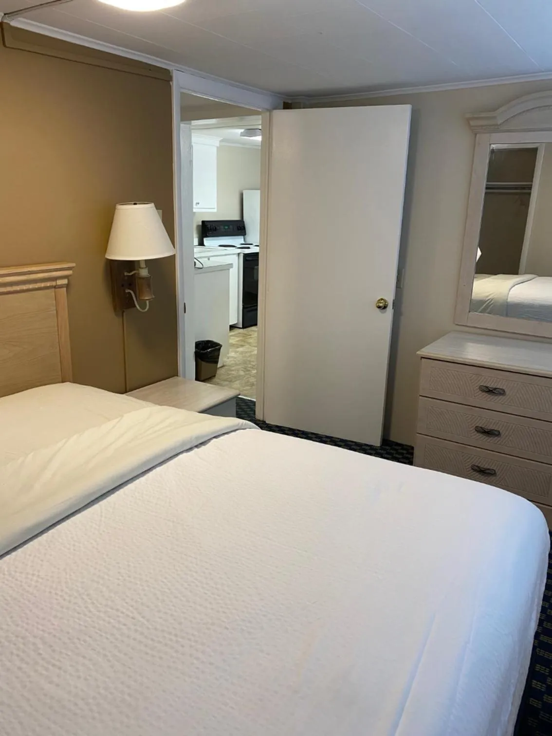 Bed in The Admiral Hotel/Motel