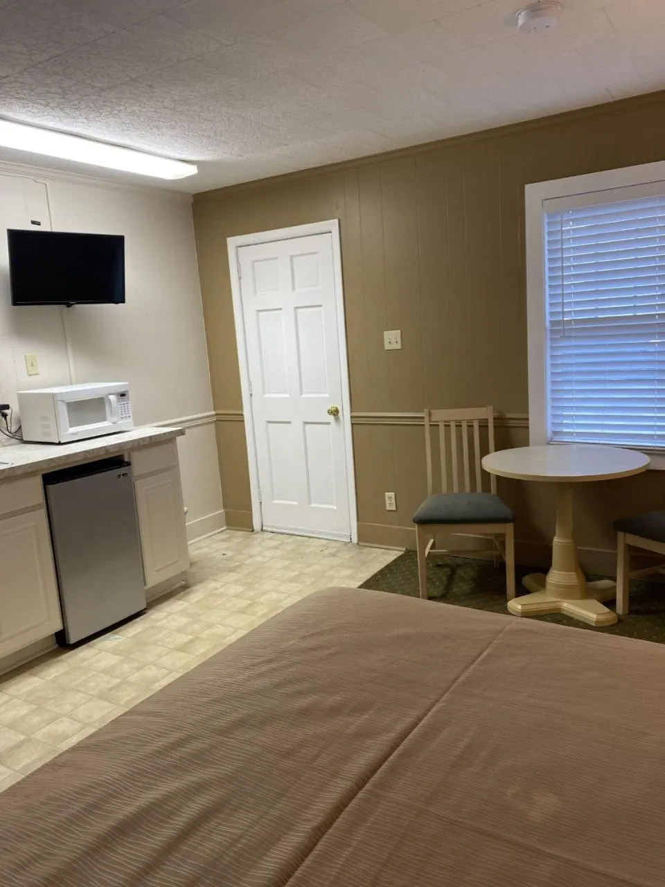 Photo of the whole room, Bed in The Admiral Hotel/Motel