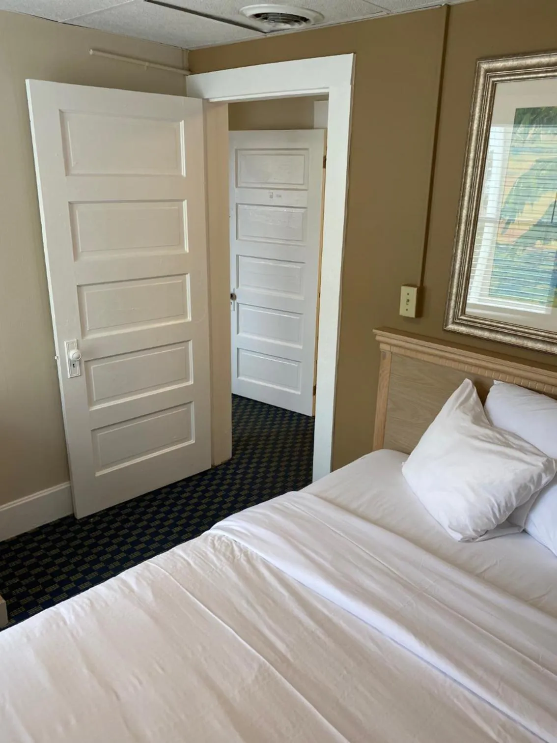 Bedroom, Bed in The Admiral Hotel/Motel