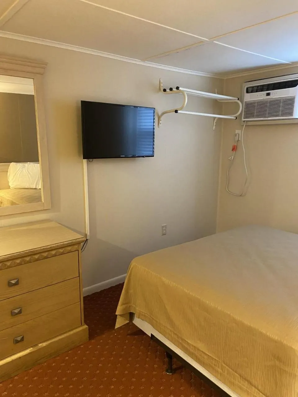 Photo of the whole room, Bed in The Admiral Hotel/Motel