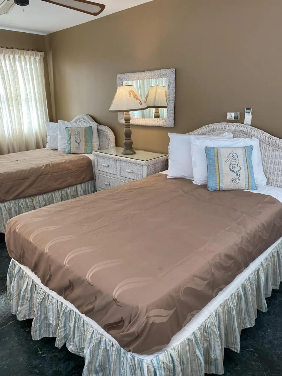 Bedroom, Bed in The Admiral Hotel/Motel