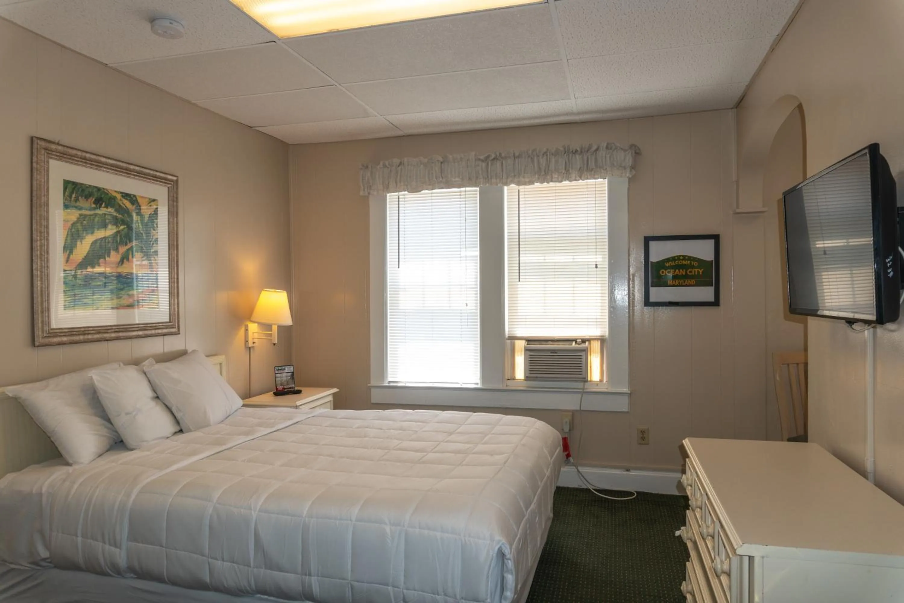 Photo of the whole room, Bed in The Admiral Hotel/Motel