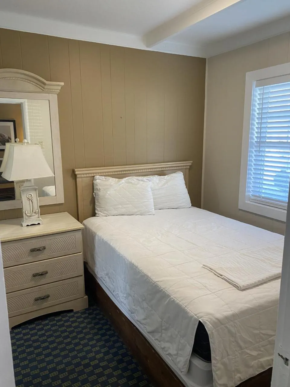 Bedroom, Bed in The Admiral Hotel/Motel