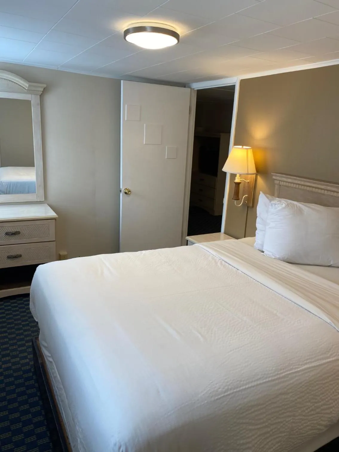 Bedroom, Bed in The Admiral Hotel/Motel